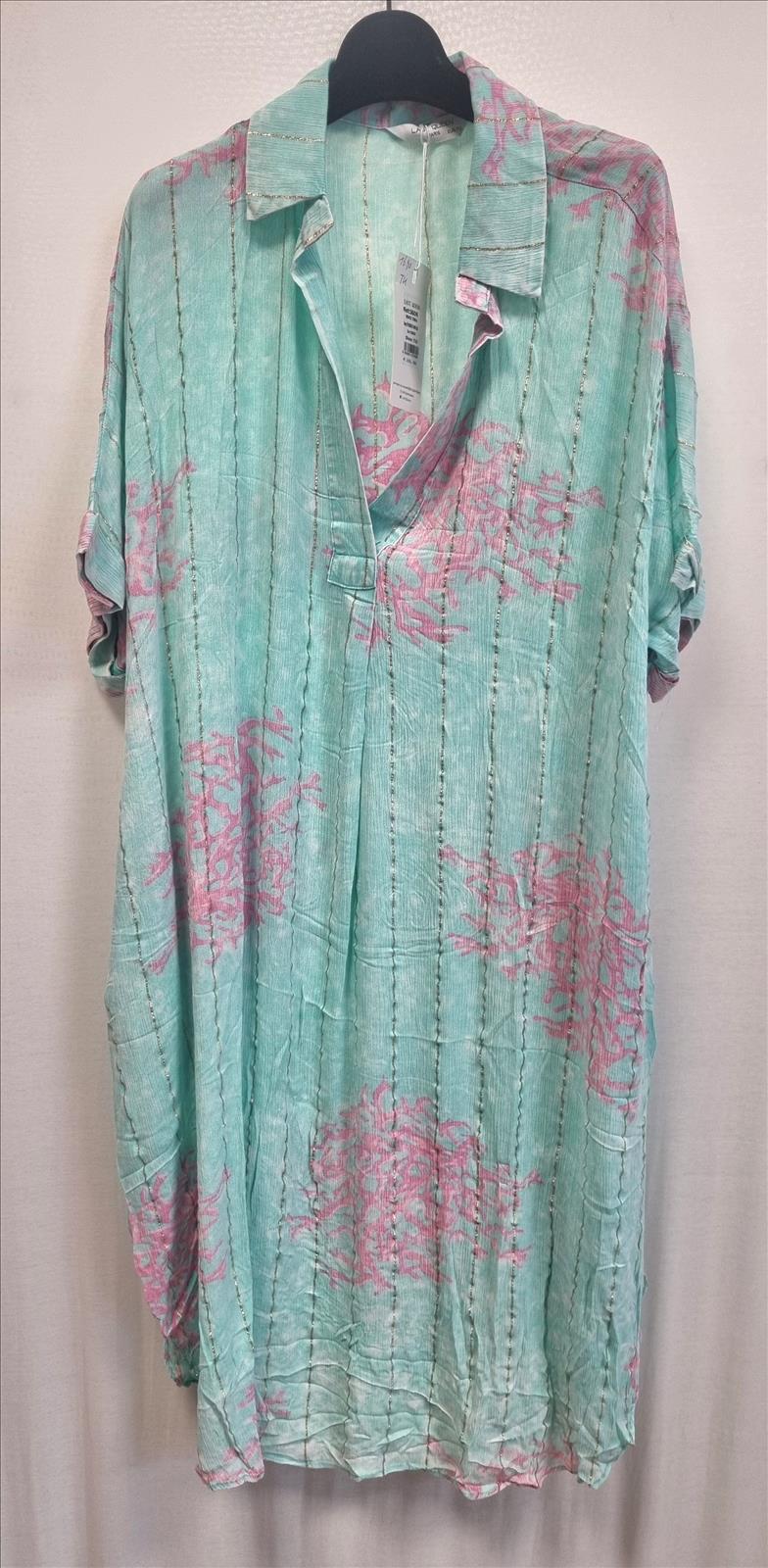 Hier geht's zum Shop von: Macco Moda GmbH Le Bonbon - DOB - Neuss | Kleid | Artikel-Nr. 9942-7964 / A8 | Viscose / Metallfibre | Kategorie: Kleider | Adresse: Macco Moda GmbH - Le Bonbon - Anton-Kux-Str. 2 B201 - 41460 Neuss - Tel: +49 17680315577 - maccomoda@outlook.com | Angebot: Damenbekleidung, Damen Accessoires, Herren Accessoires, Große Größen, Young Fashion, Sofortprogramme, Orderware