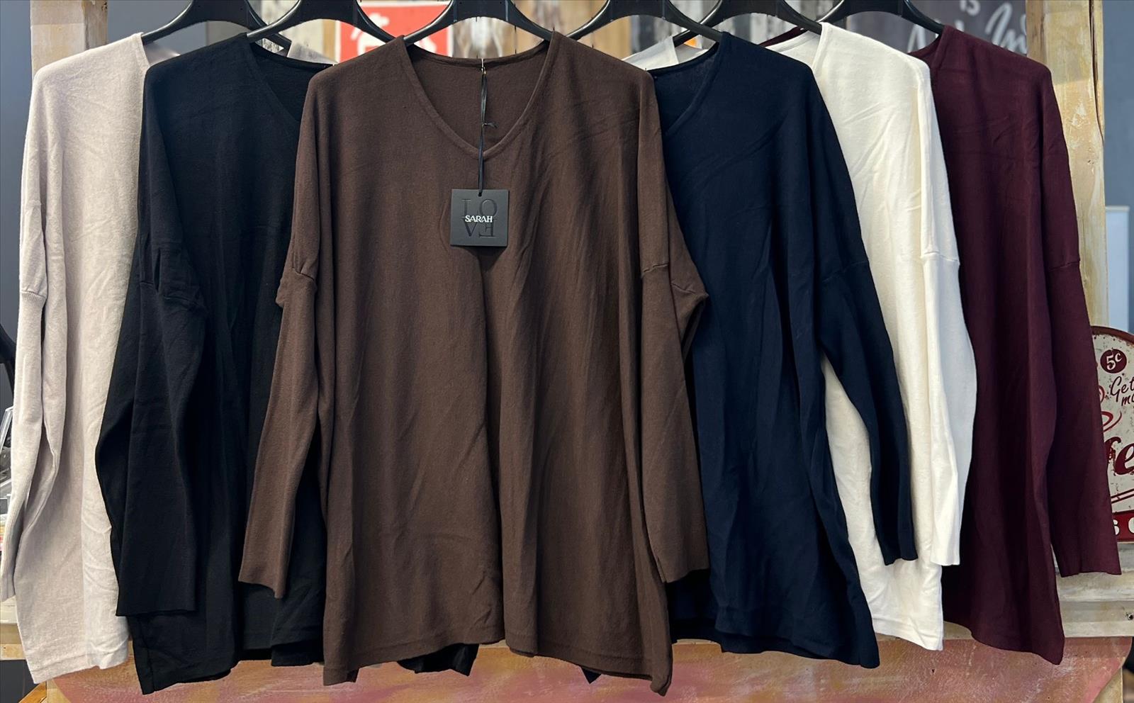 Sarah GmbH - DOB aus Italien | Oberteil | Artikel-Nr. 768 | Angebot: Damenbekleidung, Damen Accessoires, Große Größen, Young Fashion, Sofortprogramme, Orderware | Adresse: Sarah GmbH - Otto-Hahn-Straße 1 - 63303 Dreieich - Tel: 061039603444 - sarah-aktuell@t-online.de