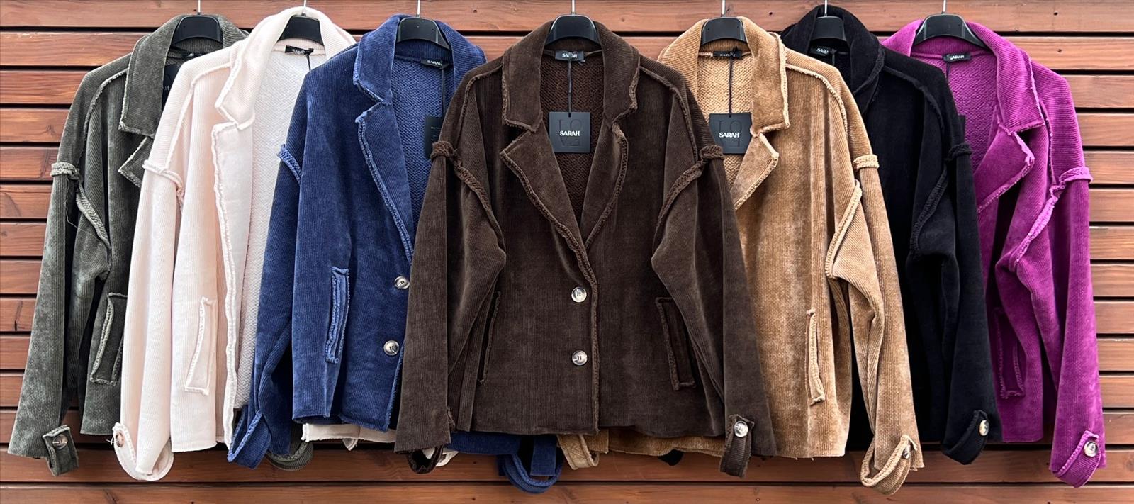 Sarah GmbH - DOB aus Italien | Jacke | Artikel-Nr. 771 | Angebot: Damenbekleidung, Damen Accessoires, Große Größen, Young Fashion, Sofortprogramme, Orderware | Adresse: Sarah GmbH - Otto-Hahn-Straße 1 - 63303 Dreieich - Tel: 061039603444 - sarah-aktuell@t-online.de