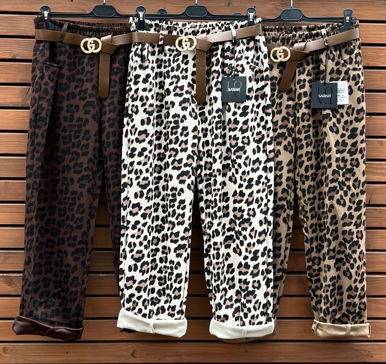 Sarah GmbH - DOB aus Italien | Hose | Artikel-Nr. 792 | Angebot: Damenbekleidung, Damen Accessoires, Große Größen, Young Fashion, Sofortprogramme, Orderware | Adresse: Sarah GmbH - Otto-Hahn-Straße 1 - 63303 Dreieich - Tel: 061039603444 - sarah-aktuell@t-online.de