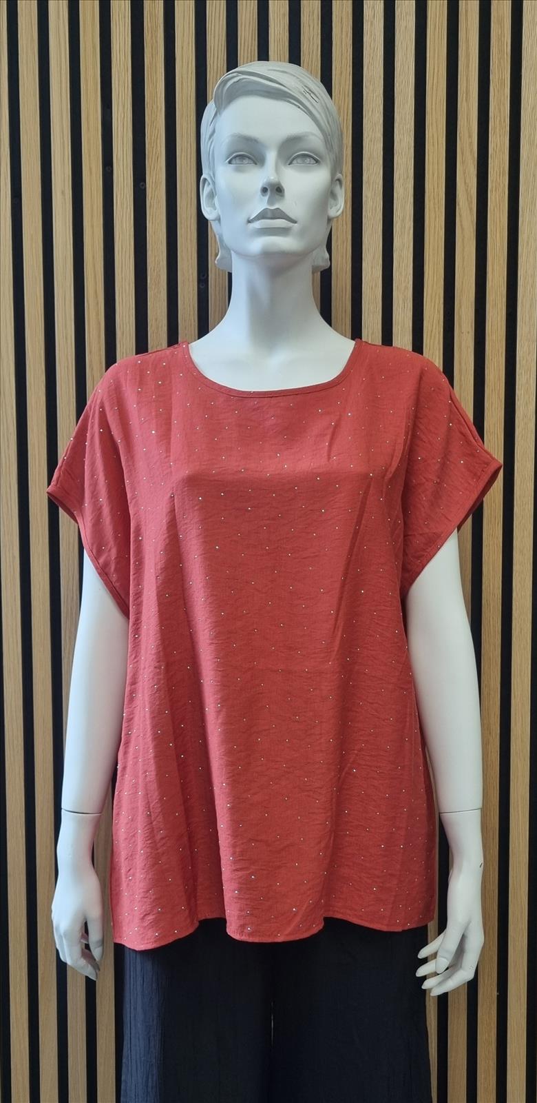 Hier geht's zum Shop von: Macco Moda GmbH Le Bonbon - DOB - Neuss | Baumwoll Bluse | Artikel-Nr. JS7197 | Bluse | 95 % Baumwolle / 5 % PolyesterGrösse S/M AA ist 60 cm | Kategorie: Blusen | Adresse: Macco Moda GmbH - Le Bonbon - Anton-Kux-Str. 2 B201 - 41460 Neuss - Tel: +49 17680315577 - maccomoda@outlook.com | Angebot: Damenbekleidung, Damen Accessoires, Herren Accessoires, Große Größen, Young Fashion, Sofortprogramme, Orderware