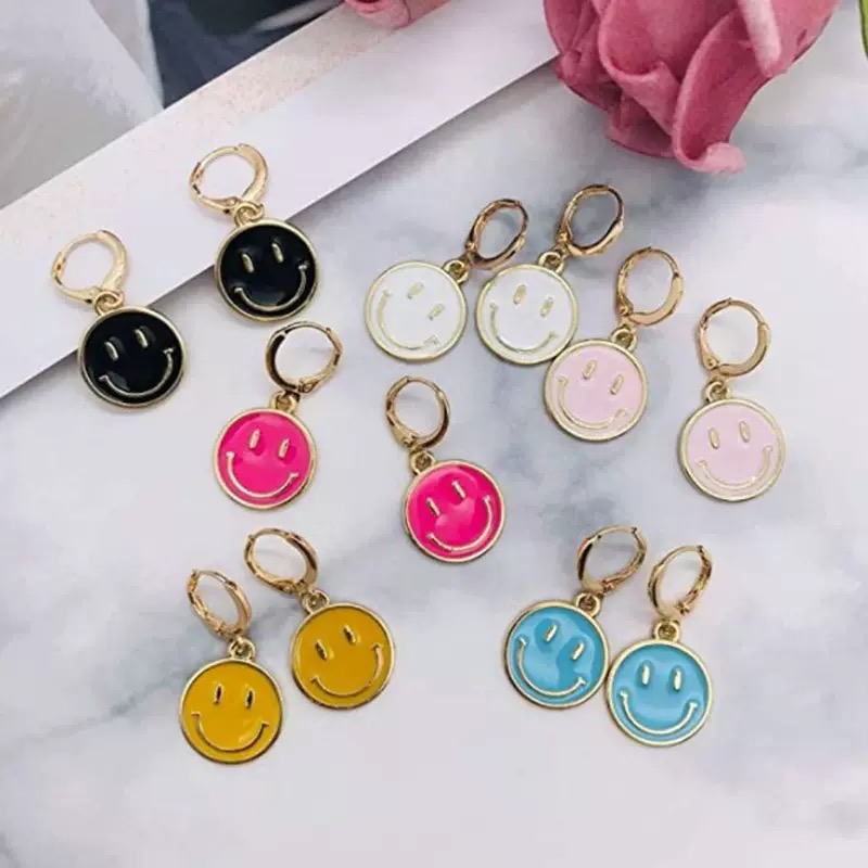 Hier geht's zum Shop von: Cai Euromode GmbH - Accessoires;Kinder & Teens;Young Fashion - Hamburg | Smiley-Ohrringe für Damen, Kleine Smiley-Creolen | Creolen Smiley | Hübsche Details: Sie erhalten ein Paar kleiner Smiley Ohrringe, perfekt für Alltag, Partys oder Abendessen.Modisches Design: Mit einem kleinen Smiley, passt der Ohrring zu jedem Outfit und zeigt verschiedene Stile.Qualitätsmaterial: Unsere Ohrringe bestehen aus Kupfer und sind mit vergoldet, robust und langlebig.Exquisit in Größe: Der Durchmesser beträgt etwa 1 cm, klein aber sehr elegant.Ideales Geschenk: Der Smiley Ohrring ist ein tolles Geschenk für Mutter, Freunde oder Familie zu besonderen | Kategorie: Modeschmuck / Ohrringe | Adresse: Cai Euromode GmbH - Modering 5 Haus D Raum 352-2 - 22457 Hamburg - Tel: 04055204876 - xiangyuancai2018@gmail.com | Angebot: Sofortprogramme, Orderware