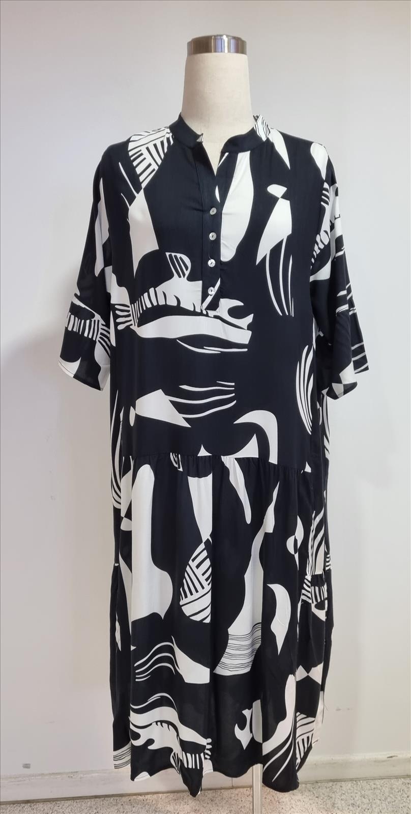 Hier geht's zum Shop von: Version Texil GmbH Import Export - Beautiful Big´s - Jeans, Stretchhosen | Artikel-Nr. V-437002 | Langes Kleid 136 | 100% Viscose | Kategorie: Kleider / Lang | Adresse: Version Textil Imp Exp GmbH - Breslauer Str. 8 - 41460 Neuss - Tel: 02131 103335 - versionxxl@gmail.com | Angebot: Damenbekleidung, Große Größen, Sofortprogramme, Orderware