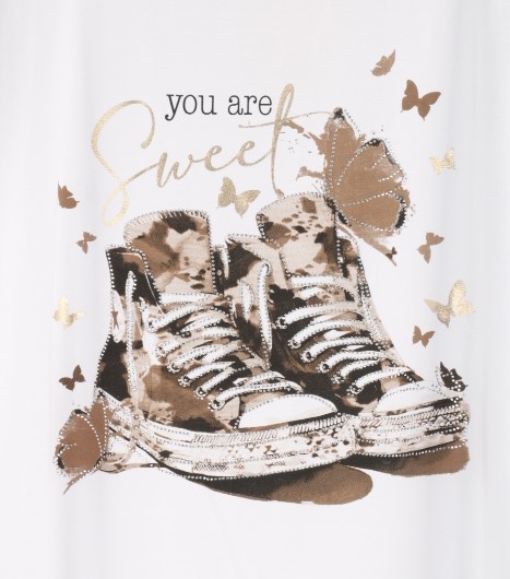 Hier geht's zum Shop von: olluni fashion GmbH - DOB-HAHA-Accessoires-Schuhe-Young-Fashion-Leder-Große Größen - Hamburg | Kategorie: Shirt | Adresse: olluni fashion GmbH - Modering 5, Haus D, 5 Etage - 22457 Hamburg - Tel: 040 55598886 - info@olluni.de | Angebot: Damenbekleidung, Damen Accessoires, Große Größen, Young Fashion, Leather Wear, Sofortprogramme, Orderware