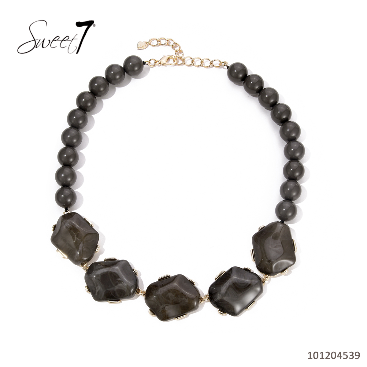 Sunny Mode GmbH - Junge Mode aus Paris | Kette Sweet7 | Artikel-Nr. 101204539 | Diese Halskette von Sweet7 kombiniert große, braune Kugelperlen mit fünf markanten, facettierten Steinelementen. Ihr ausdrucksstarkes Design verleiht jedem Outfit einen eleganten und modernen Akzent. | Kategorie: Schmuck / Ketten | Angebot: Damenbekleidung, Damen Accessoires, Große Größen, Young Fashion, Sofortprogramme | Adresse: Sunny Mode GmbH - Kölner Str. 1 - 65760 Eschborn - Tel: 06196 483138 - info@sunnymode.de