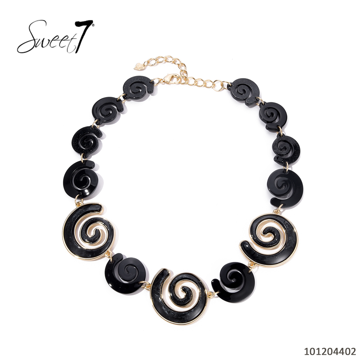 Sunny Mode GmbH - Junge Mode aus Paris | Kette Sweet7 | Artikel-Nr. 101204402 | Diese extravagante Halskette von Sweet7 besteht aus schwarzen Spiral-Elementen, die durch goldfarbene Details stilvoll hervorgehoben werden. Ihr kunstvolles Design macht sie zu einem besonderen Blickfang für elegante und modische Outfits. | Kategorie: Schmuck / Ketten | Angebot: Damenbekleidung, Damen Accessoires, Große Größen, Young Fashion, Sofortprogramme | Adresse: Sunny Mode GmbH - Kölner Str. 1 - 65760 Eschborn - Tel: 06196 483138 - info@sunnymode.de