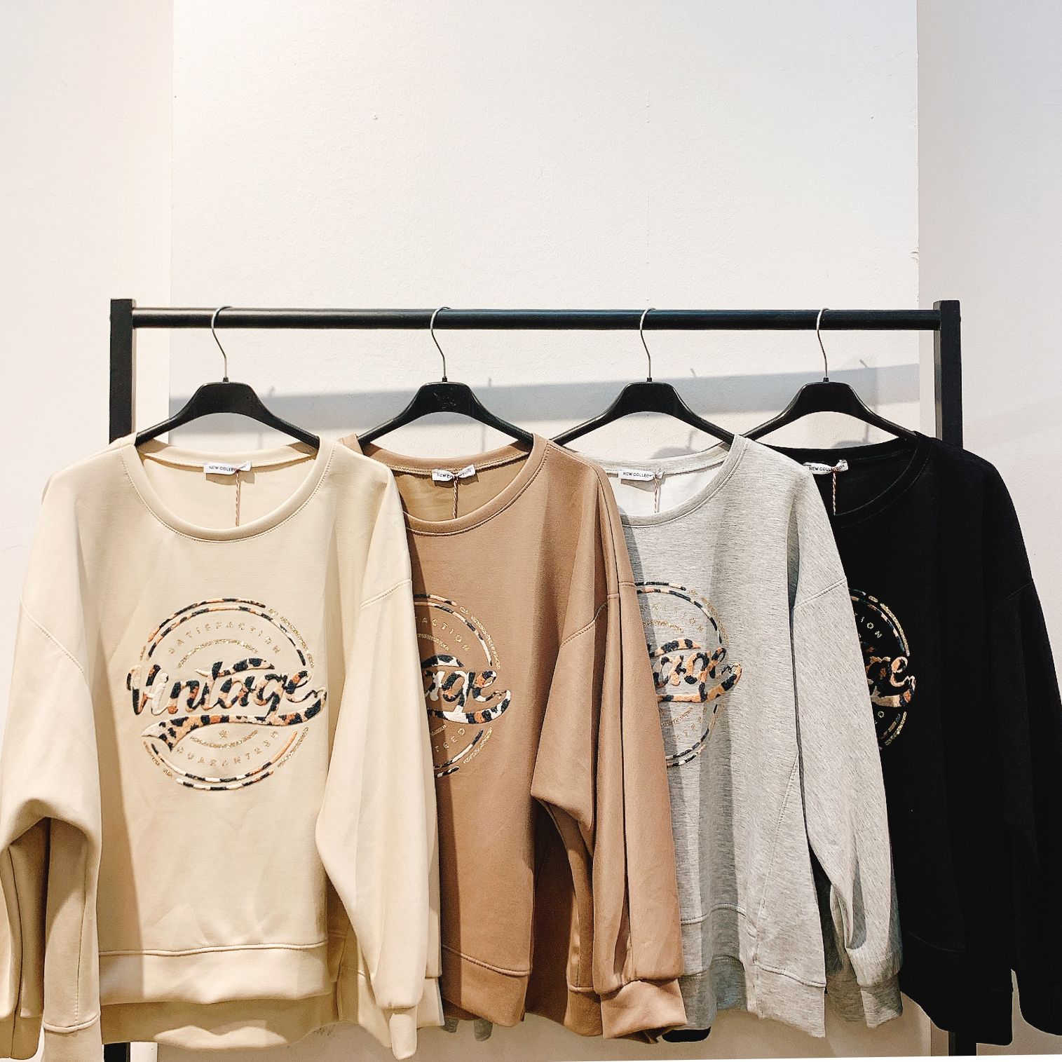 CAS CARA by Cherry´s GmbH - Damenbekleidung Pronto Moda | Artikel-Nr. Z-70243 | SWEATSHIRT | 55% VISKOS40% POLYESTER5% ELASTOMER | Kategorie: SWEATSHIRTS | Angebot: Damenbekleidung, Young Fashion, Sofortprogramme, Orderware | Adresse: Cherry´s GmbH - Breslauer Str. 1 - 41460 Neuss - Tel: 021313843120 - cherrysgmbh@gmail.com
