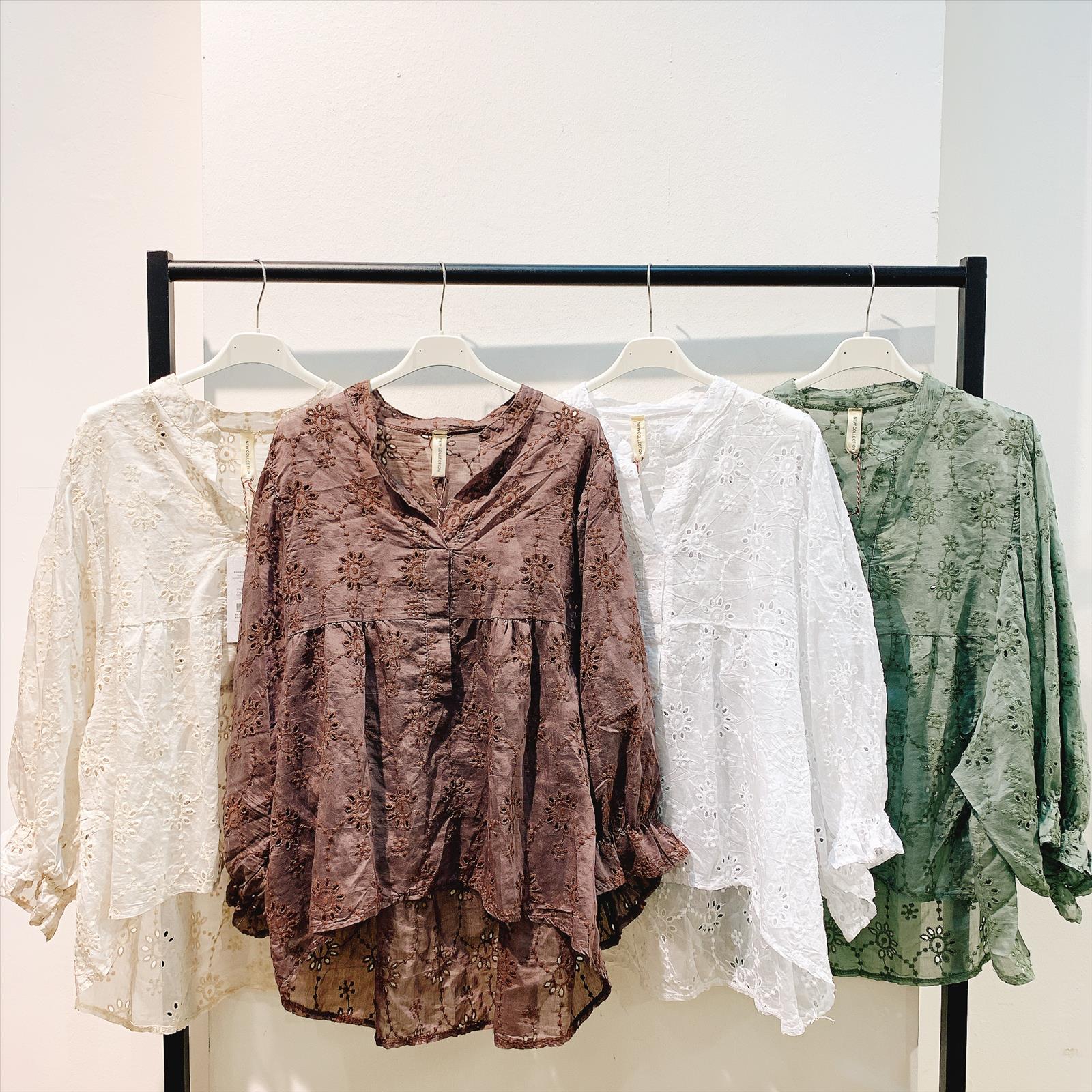 CAS CARA by Cherry´s GmbH - Damenbekleidung Pronto Moda | Artikel-Nr. SS-702 | BLUSE | 62% BAUMWOLLE38% SEIDE | Kategorie: BLUSEN & HEMDEN | Angebot: Damenbekleidung, Young Fashion, Sofortprogramme, Orderware | Adresse: Cherry´s GmbH - Breslauer Str. 1 - 41460 Neuss - Tel: 021313843120 - cherrysgmbh@gmail.com