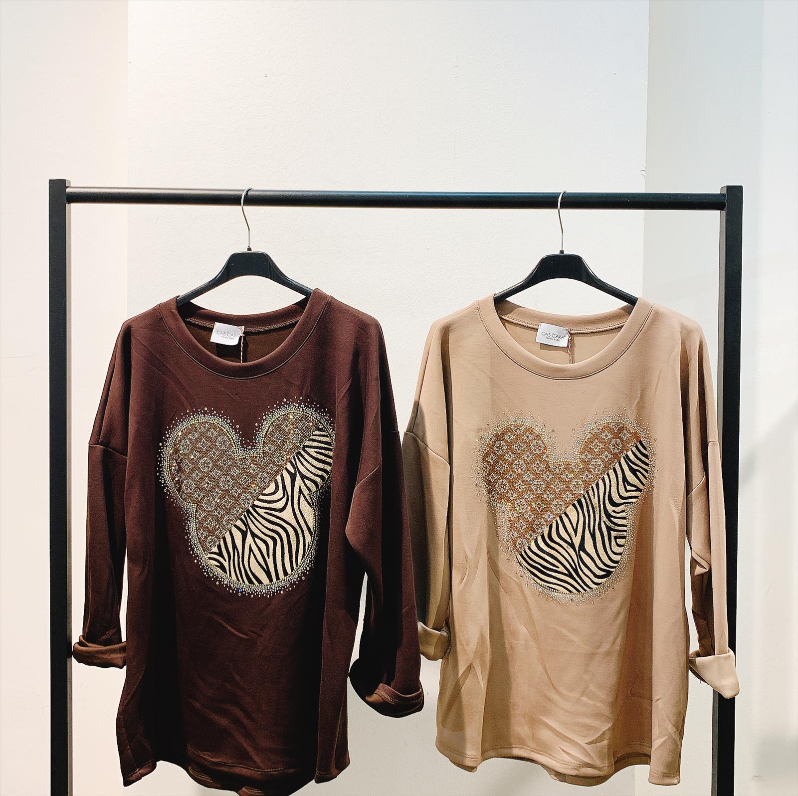 CAS CARA by Cherry´s GmbH - Damenbekleidung Pronto Moda | Artikel-Nr. CR-73730-1 | SWEATSHIRT | 50% VISKOS45% POLYESTER5% ELASTOMER | Kategorie: SWEATSHIRTS | Angebot: Damenbekleidung, Young Fashion, Sofortprogramme, Orderware | Adresse: Cherry´s GmbH - Breslauer Str. 1 - 41460 Neuss - Tel: 021313843120 - cherrysgmbh@gmail.com