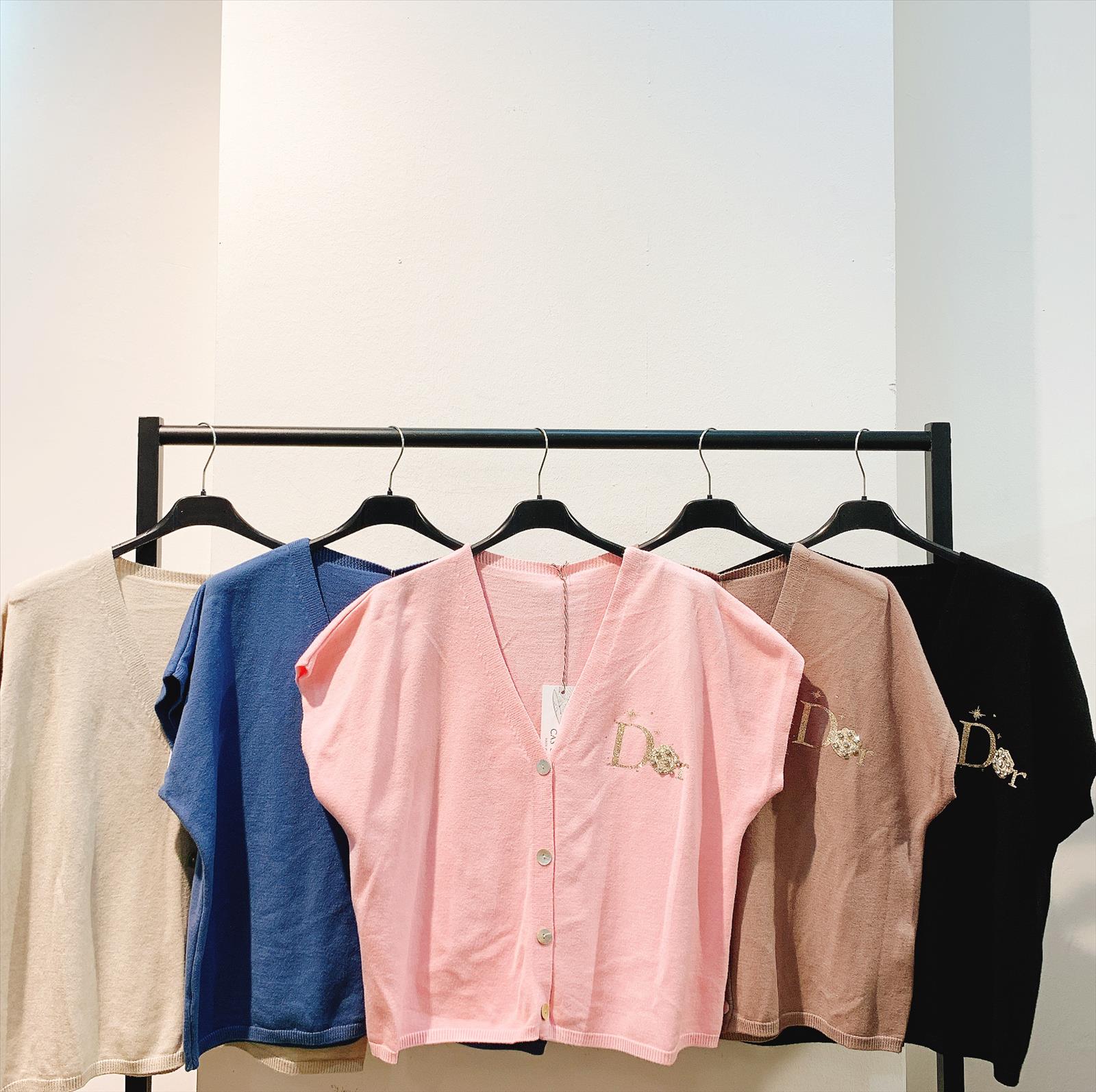 CAS CARA by Cherry´s GmbH - Damenbekleidung Pronto Moda | Artikel-Nr. LS-2474-1 | VESTE | 50% VISKOS28% POLYESTER22% POLYAMID | Kategorie: JACKEN & WESTEN | Angebot: Damenbekleidung, Young Fashion, Sofortprogramme, Orderware | Adresse: Cherry´s GmbH - Breslauer Str. 1 - 41460 Neuss - Tel: 021313843120 - cherrysgmbh@gmail.com