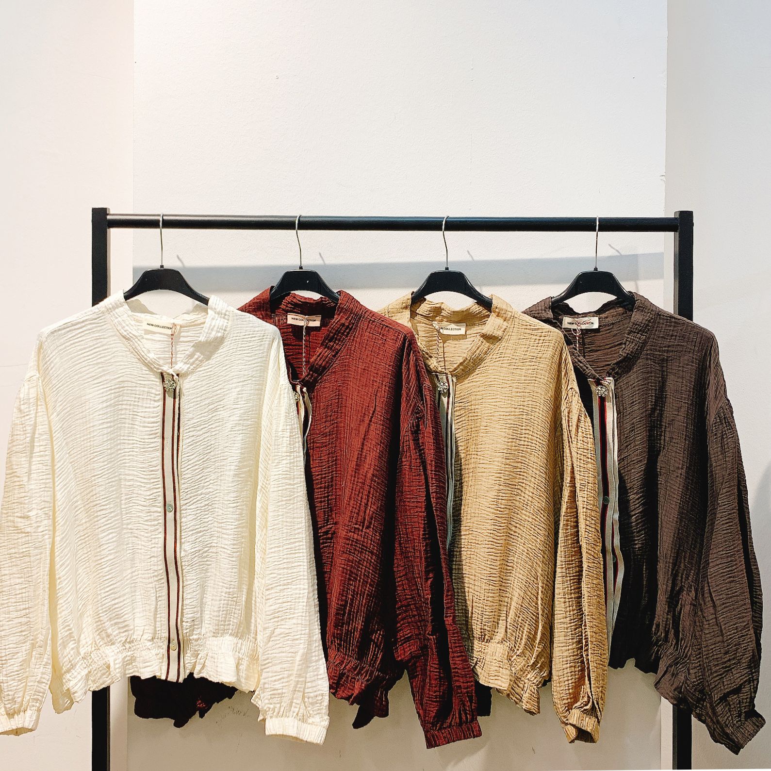 CAS CARA by Cherry´s GmbH - Damenbekleidung Pronto Moda | Artikel-Nr. LY-9885 | JACKE | 85% TENCEL15% NYLON | Kategorie: JACKEN & WESTEN | Angebot: Damenbekleidung, Young Fashion, Sofortprogramme, Orderware | Adresse: Cherry´s GmbH - Breslauer Str. 1 - 41460 Neuss - Tel: 021313843120 - cherrysgmbh@gmail.com