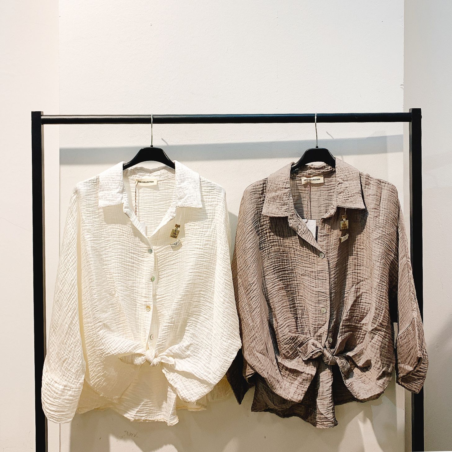 CAS CARA by Cherry´s GmbH - Damenbekleidung Pronto Moda | Artikel-Nr. LY-9855 | BLUSE | 85% TENCEL15% NYLON | Kategorie: BLUSEN & HEMDEN | Angebot: Damenbekleidung, Young Fashion, Sofortprogramme, Orderware | Adresse: Cherry´s GmbH - Breslauer Str. 1 - 41460 Neuss - Tel: 021313843120 - cherrysgmbh@gmail.com