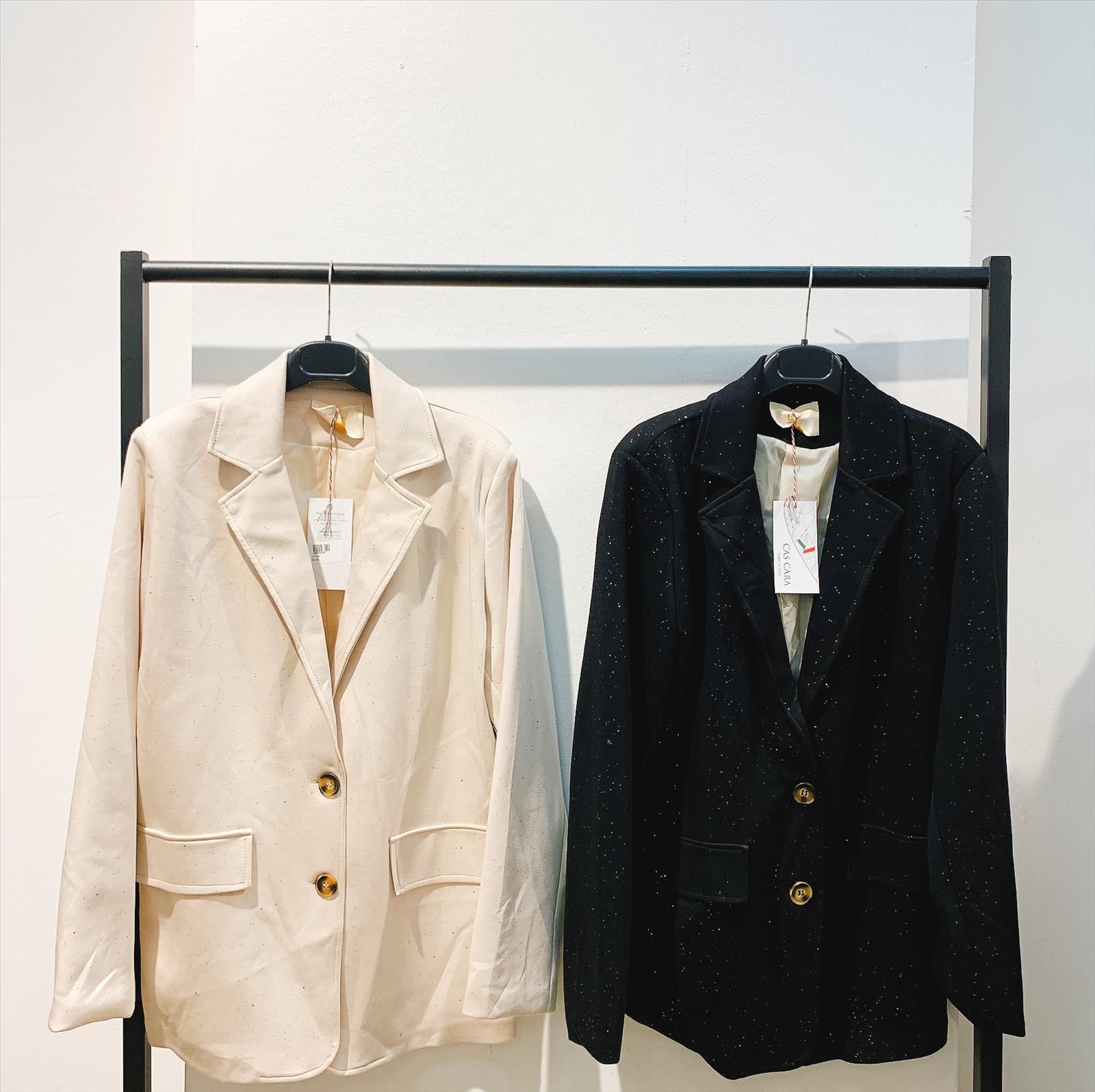 CAS CARA by Cherry´s GmbH - Damenbekleidung Pronto Moda | Artikel-Nr. LY-9300 | BLAZER | 60% VISKOS30% POLYESTER10% ELASTOMER | Kategorie: BLAZER | Angebot: Damenbekleidung, Young Fashion, Sofortprogramme, Orderware | Adresse: Cherry´s GmbH - Breslauer Str. 1 - 41460 Neuss - Tel: 021313843120 - cherrysgmbh@gmail.com