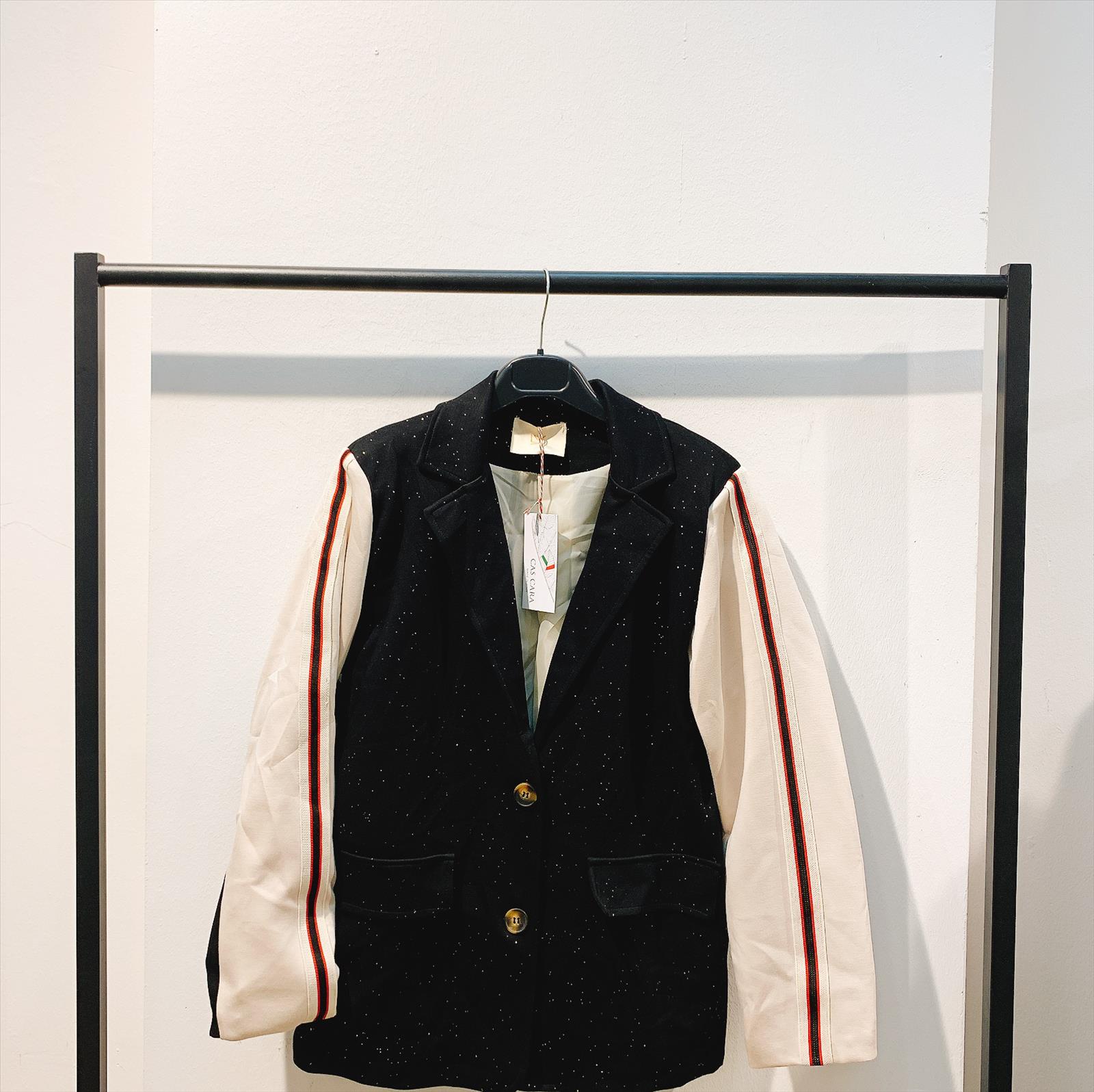 CAS CARA by Cherry´s GmbH - Damenbekleidung Pronto Moda | Artikel-Nr. LY-9293 | BLAZER | 60% VISKOS30% POLYESTER10% ELASTOMER | Kategorie: BLAZER | Angebot: Damenbekleidung, Young Fashion, Sofortprogramme, Orderware | Adresse: Cherry´s GmbH - Breslauer Str. 1 - 41460 Neuss - Tel: 021313843120 - cherrysgmbh@gmail.com