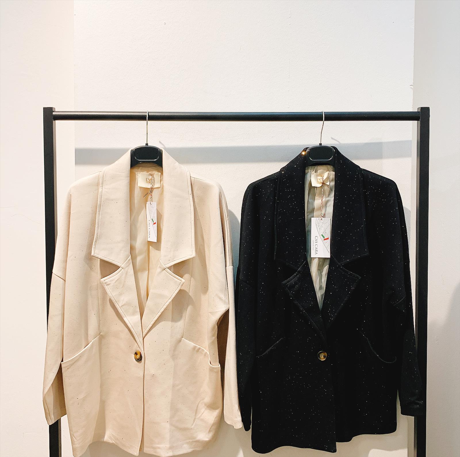 CAS CARA by Cherry´s GmbH - Damenbekleidung Pronto Moda | Artikel-Nr. LY-9307 | BLAZER | 60% VISKOS30% POLYESTER10% ELASTOMER | Kategorie: BLAZER | Angebot: Damenbekleidung, Young Fashion, Sofortprogramme, Orderware | Adresse: Cherry´s GmbH - Breslauer Str. 1 - 41460 Neuss - Tel: 021313843120 - cherrysgmbh@gmail.com