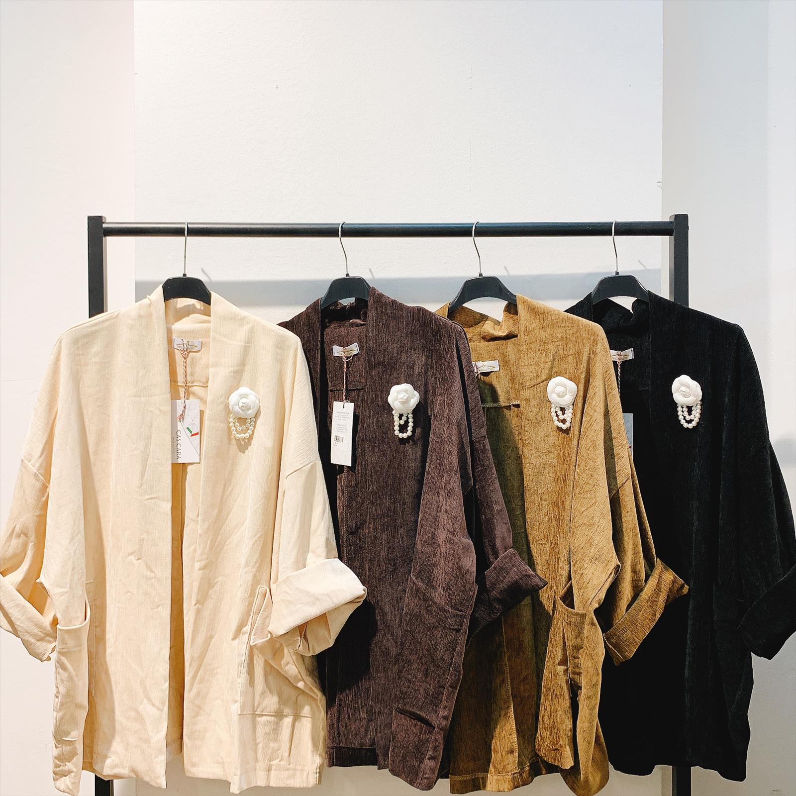 CAS CARA by Cherry´s GmbH - Damenbekleidung Pronto Moda | Artikel-Nr. LY-9871E | JACKE | 50% VISKOS40% POLYESTER10% ELASTOMER | Kategorie: JACKEN & WESTEN | Angebot: Damenbekleidung, Young Fashion, Sofortprogramme, Orderware | Adresse: Cherry´s GmbH - Breslauer Str. 1 - 41460 Neuss - Tel: 021313843120 - cherrysgmbh@gmail.com