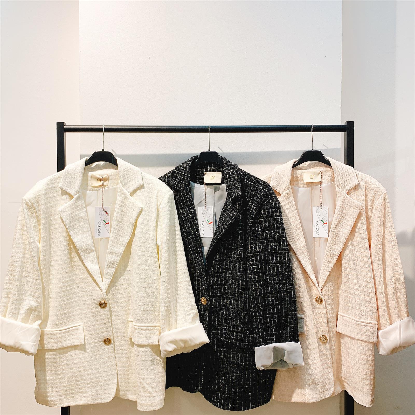 CAS CARA by Cherry´s GmbH - Damenbekleidung Pronto Moda | Artikel-Nr. LY-9861 | BLAZER | 80% POLYESTER20% WOOL | Kategorie: BLAZER | Angebot: Damenbekleidung, Young Fashion, Sofortprogramme, Orderware | Adresse: Cherry´s GmbH - Breslauer Str. 1 - 41460 Neuss - Tel: 021313843120 - cherrysgmbh@gmail.com