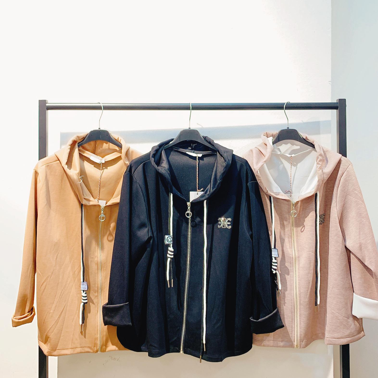 CAS CARA by Cherry´s GmbH - Damenbekleidung Pronto Moda | Artikel-Nr. Z-70102 | JACKE | 95% POLYESTER5% ELASTOMER | Kategorie: JACKEN & WESTEN | Angebot: Damenbekleidung, Young Fashion, Sofortprogramme, Orderware | Adresse: Cherry´s GmbH - Breslauer Str. 1 - 41460 Neuss - Tel: 021313843120 - cherrysgmbh@gmail.com