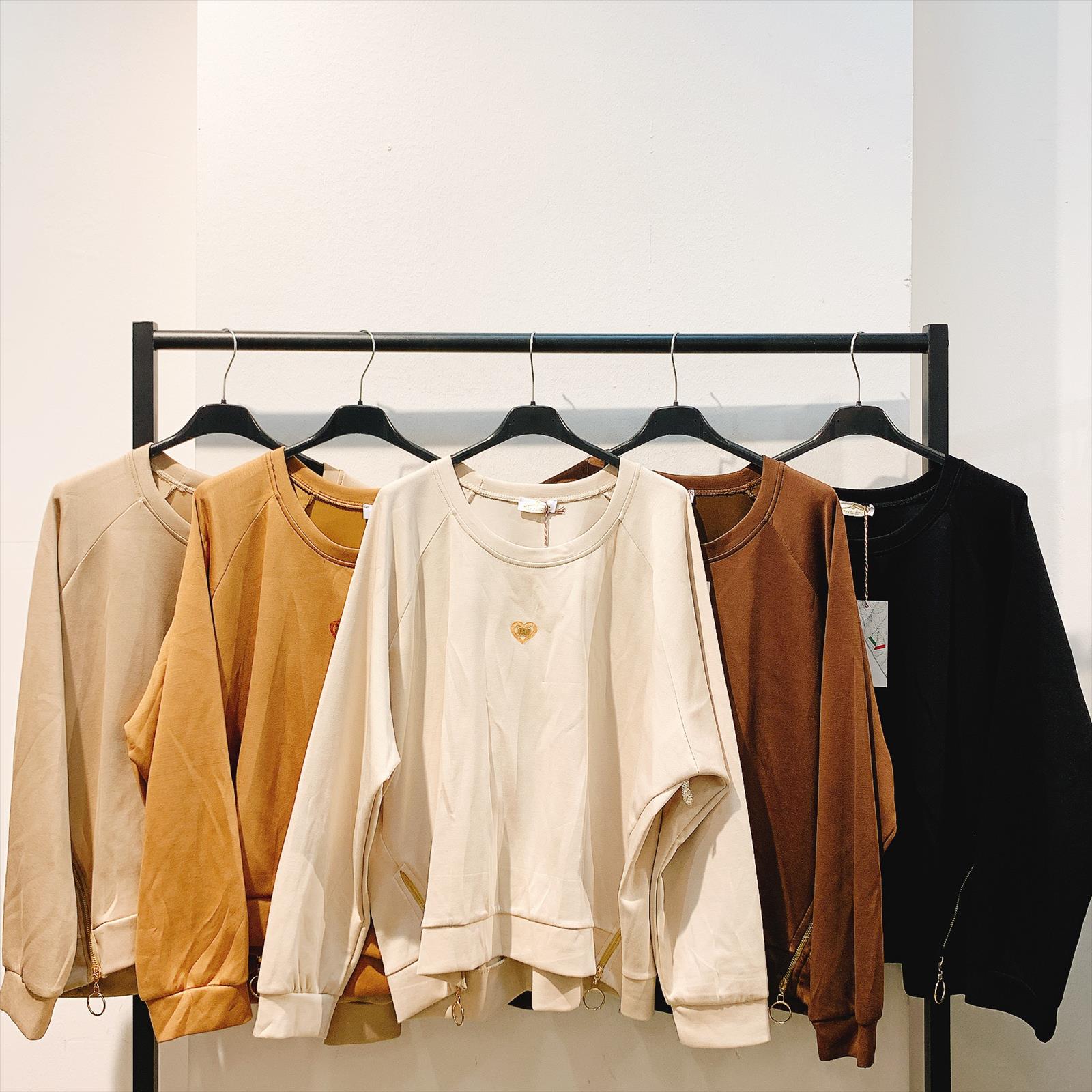 CAS CARA by Cherry´s GmbH - Damenbekleidung Pronto Moda | Artikel-Nr. LY-9873 | SWEATSHIRT | 60% VISKOS30% POLYESTER10% ELASTOMER | Kategorie: SWEATSHIRTS | Angebot: Damenbekleidung, Young Fashion, Sofortprogramme, Orderware | Adresse: Cherry´s GmbH - Breslauer Str. 1 - 41460 Neuss - Tel: 021313843120 - cherrysgmbh@gmail.com