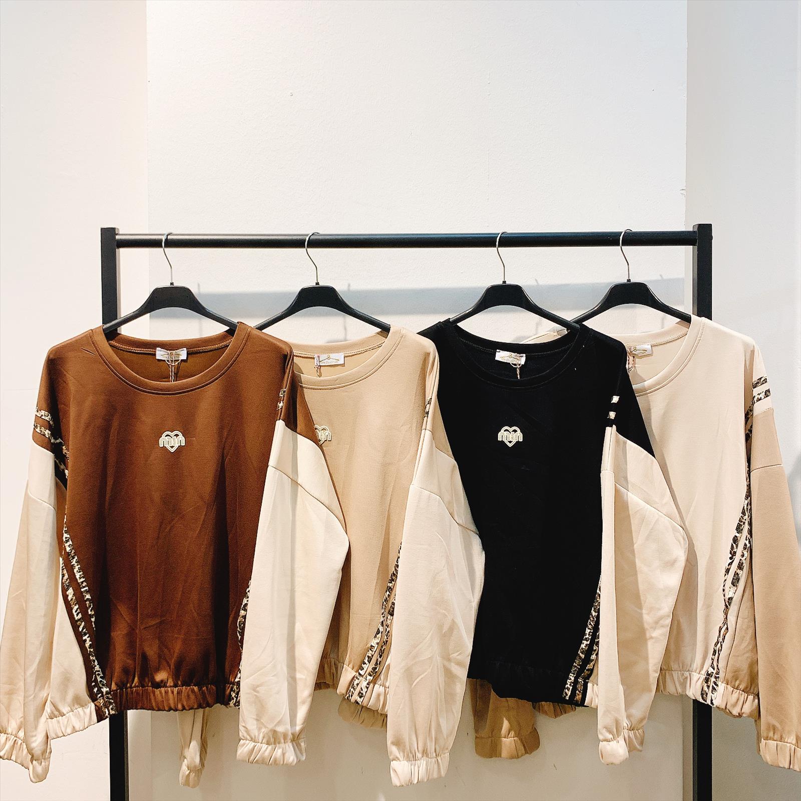 CAS CARA by Cherry´s GmbH - Damenbekleidung Pronto Moda | Artikel-Nr. MIS-9875 | SWEATSHIRT | 60% VISKOS30% POLYESTER10% ELASTOMER | Kategorie: SWEATSHIRTS | Angebot: Damenbekleidung, Young Fashion, Sofortprogramme, Orderware | Adresse: Cherry´s GmbH - Breslauer Str. 1 - 41460 Neuss - Tel: 021313843120 - cherrysgmbh@gmail.com