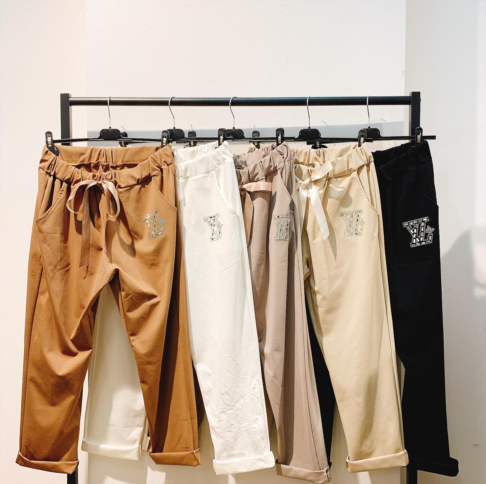 CAS CARA by Cherry´s GmbH - Damenbekleidung Pronto Moda | Artikel-Nr. Z-82535 | HOSE | 52% COTTON40% POLYAMID8% ELASTOMER | Kategorie: HOSEN | Angebot: Damenbekleidung, Young Fashion, Sofortprogramme, Orderware | Adresse: Cherry´s GmbH - Breslauer Str. 1 - 41460 Neuss - Tel: 021313843120 - cherrysgmbh@gmail.com