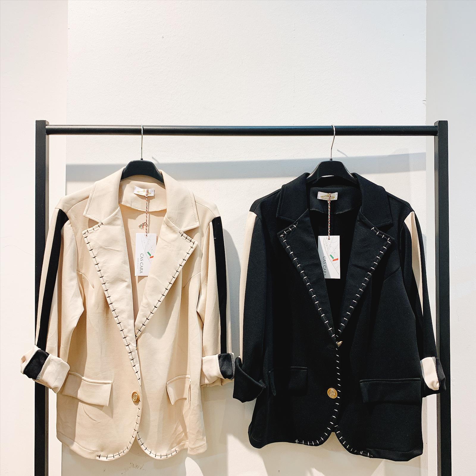 CAS CARA by Cherry´s GmbH - Damenbekleidung Pronto Moda | Artikel-Nr. LY-9896 | BLAZER | 60% VISKOS30% POLYESTER10% ELASTOMER | Kategorie: BLAZER | Angebot: Damenbekleidung, Young Fashion, Sofortprogramme, Orderware | Adresse: Cherry´s GmbH - Breslauer Str. 1 - 41460 Neuss - Tel: 021313843120 - cherrysgmbh@gmail.com