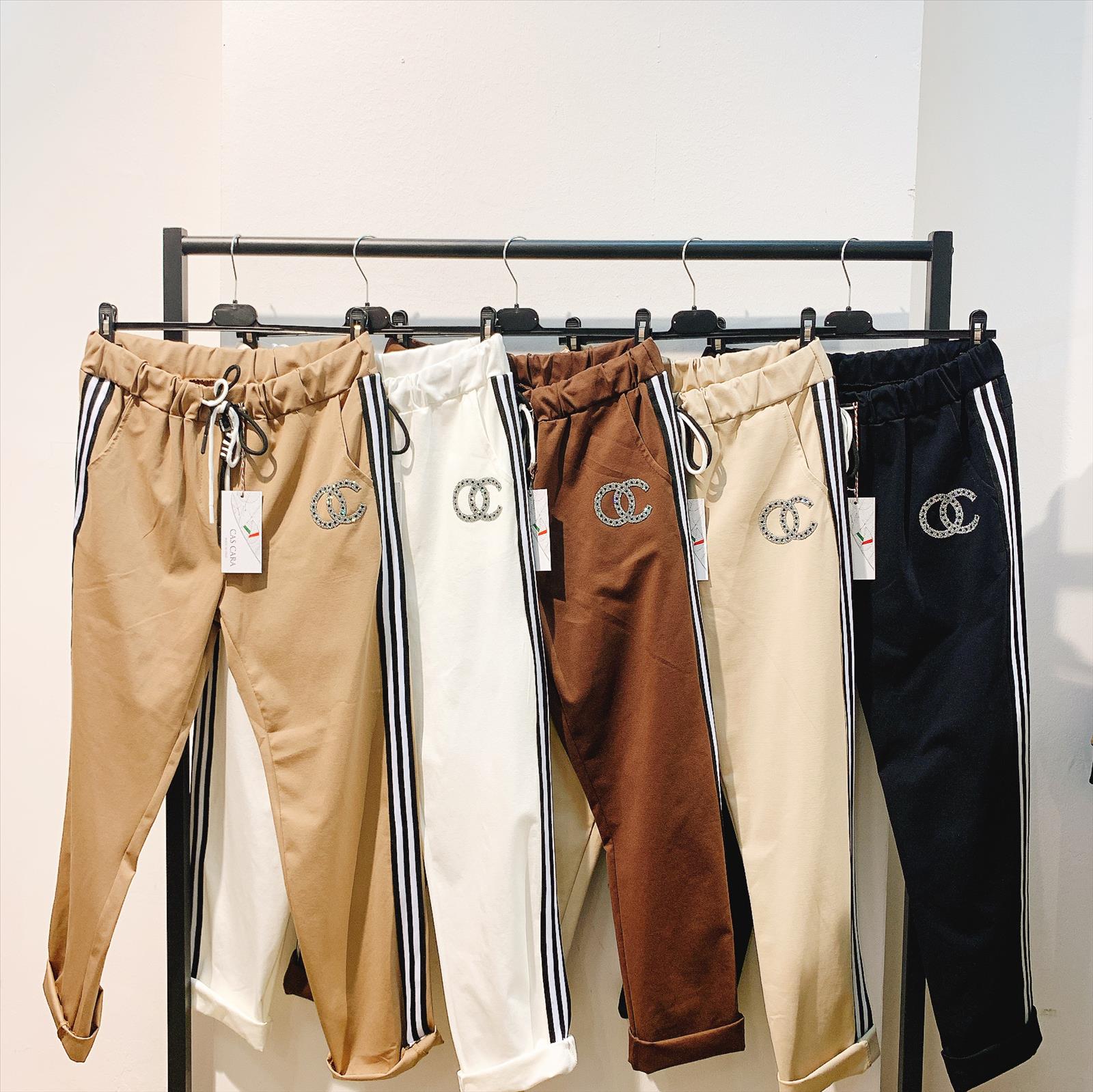 CAS CARA by Cherry´s GmbH - Damenbekleidung Pronto Moda | Artikel-Nr. Z-70122 | HOSE | 52% COTTON40% POLYAMID8% ELASTOMER | Kategorie: HOSEN | Angebot: Damenbekleidung, Young Fashion, Sofortprogramme, Orderware | Adresse: Cherry´s GmbH - Breslauer Str. 1 - 41460 Neuss - Tel: 021313843120 - cherrysgmbh@gmail.com