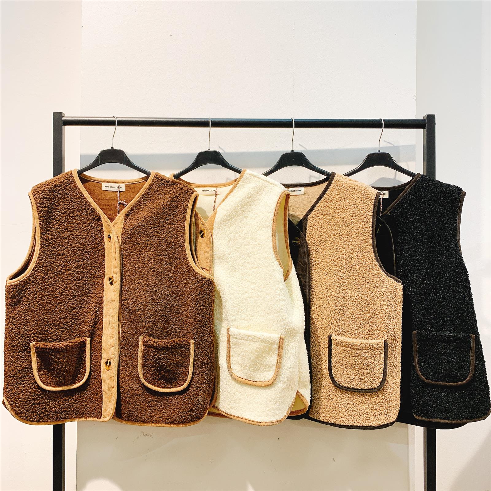 CAS CARA by Cherry´s GmbH - Damenbekleidung Pronto Moda | Artikel-Nr. LY-8910 | VESTE | 100% POLYESTER | Kategorie: JACKEN & WESTEN | Angebot: Damenbekleidung, Young Fashion, Sofortprogramme, Orderware | Adresse: Cherry´s GmbH - Breslauer Str. 1 - 41460 Neuss - Tel: 021313843120 - cherrysgmbh@gmail.com