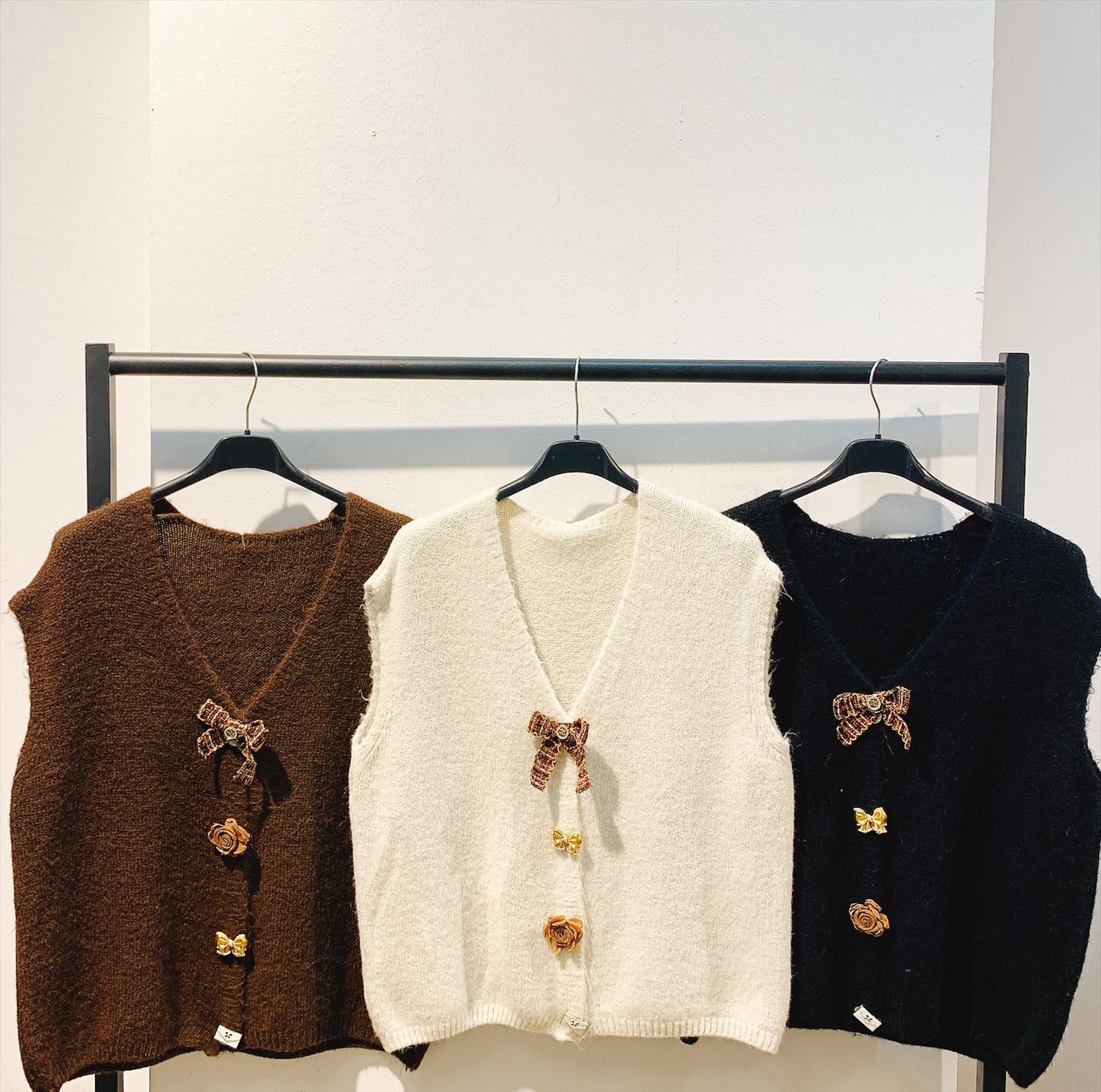 CAS CARA by Cherry´s GmbH - Damenbekleidung Pronto Moda | Artikel-Nr. LY-001 | VESTE | 38% POLYAMID30% ACRYL30% ALPAGA2% ELASTOMER | Kategorie: STRICKWAREN / PULLOVER | Angebot: Damenbekleidung, Young Fashion, Sofortprogramme, Orderware | Adresse: Cherry´s GmbH - Breslauer Str. 1 - 41460 Neuss - Tel: 021313843120 - cherrysgmbh@gmail.com