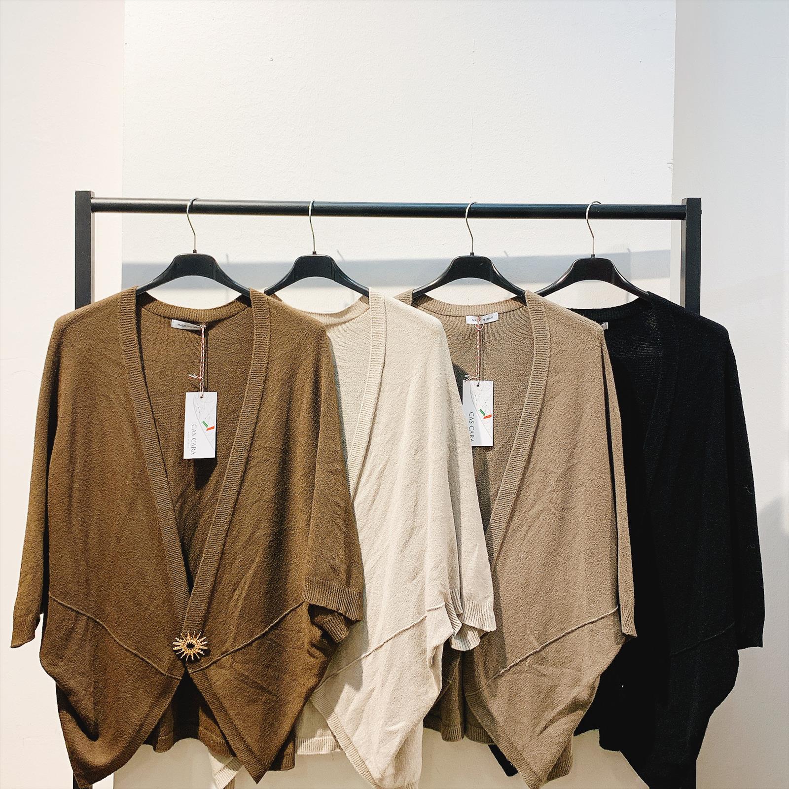 CAS CARA by Cherry´s GmbH - Damenbekleidung Pronto Moda | Artikel-Nr. CR-23040158 | STRICKJACKE | 75% COTTON20% NYLON5% ELASTOMER | Kategorie: STRICKWAREN / STRICKJACKEN | Angebot: Damenbekleidung, Young Fashion, Sofortprogramme, Orderware | Adresse: Cherry´s GmbH - Breslauer Str. 1 - 41460 Neuss - Tel: 021313843120 - cherrysgmbh@gmail.com