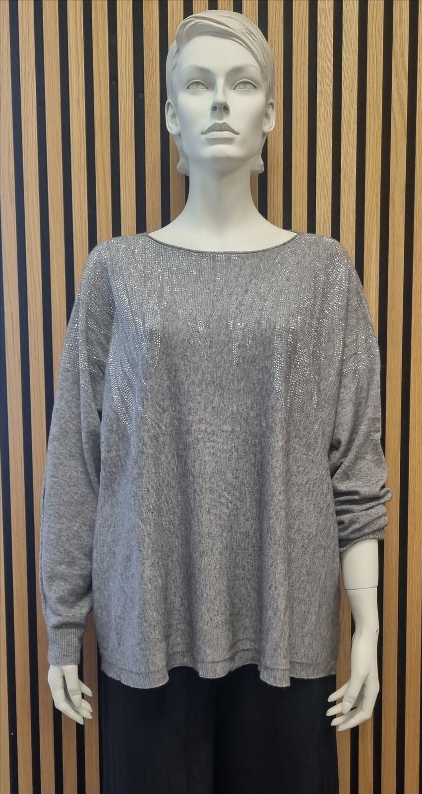Hier geht's zum Shop von: Macco Moda GmbH Le Bonbon - DOB - Neuss | Kategorie: Pullover | Adresse: Macco Moda GmbH - Le Bonbon - Anton-Kux-Str. 2 B201 - 41460 Neuss - Tel: +49 17680315577 - maccomoda@outlook.com | Angebot: Damenbekleidung, Damen Accessoires, Herren Accessoires, Große Größen, Young Fashion, Sofortprogramme, Orderware