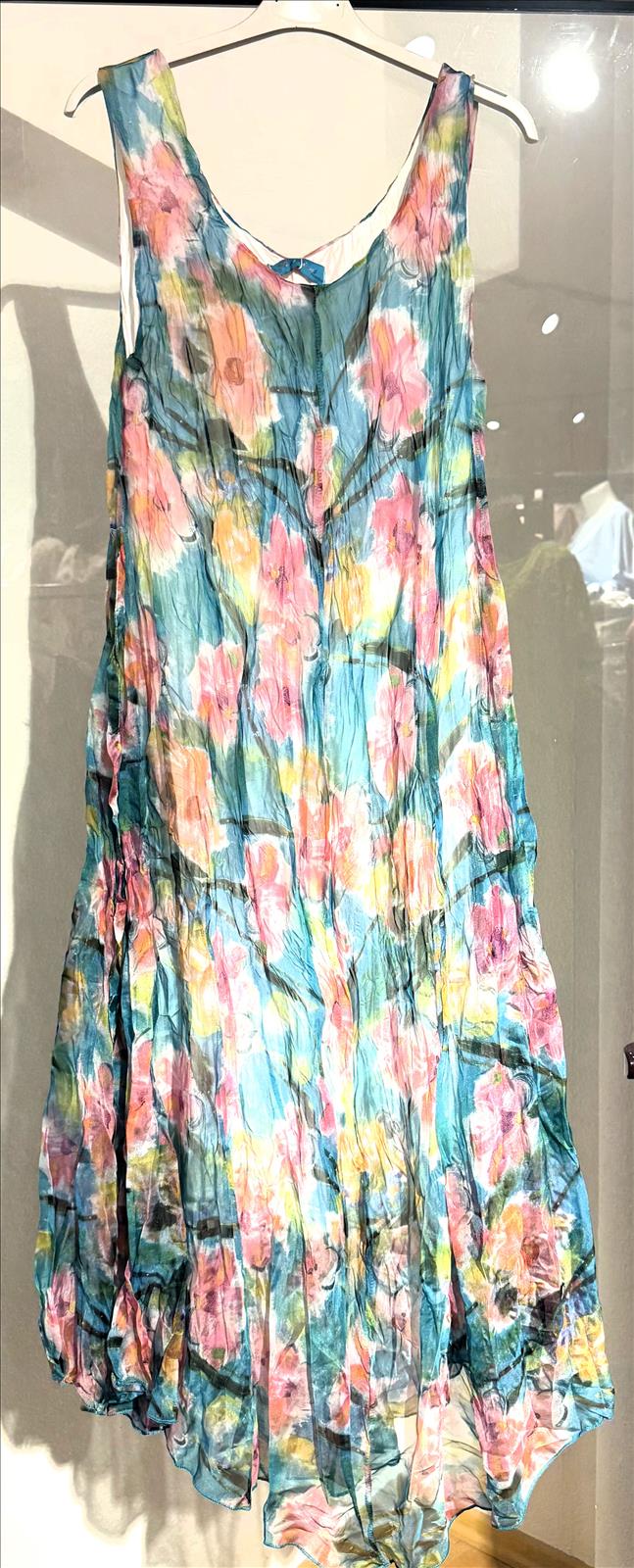 Hier geht's zum Shop von: LB new fashion GmbH & Co KG - DOB, Accessoires, Young Fashion, Big Sizes - Eschborn | Sommerkleid gemustert | Artikel-Nr. 2001-16 | Sommerkleid gecrasht bunt gemustert Bindeband hinten breite Träger Oberstoff: 100% Polyester Futterstoff: 100% Polyester | Kategorie: Kleider | Adresse: LB new fashion GmbH & Co KG - Kölner Str. 1 - 65760 Eschborn - Tel: 06196/7730740 - lbfashion24@gmail.com | Angebot: Sofortprogramme, Orderware