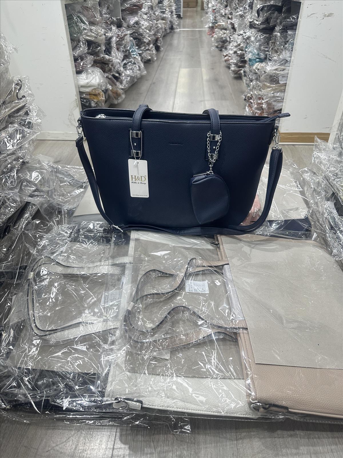 Huada Import-Export GmbH -DOB, Taschen, Schuhe, Accessoires | Artikel-Nr. H-2318 | Damentaschen | Kategorie: Damen Taschen | Angebot: Damenbekleidung, Damen Accessoires, Herren Accessoires, Schuhe, Young Fashion, Leather Wear | Adresse: Huada Import-Export GmbH - Raum B014 - Anton-Kux-Strasse 2 - 41460 Neuss - Tel: 021317188938 - huada8168@hotmail.com