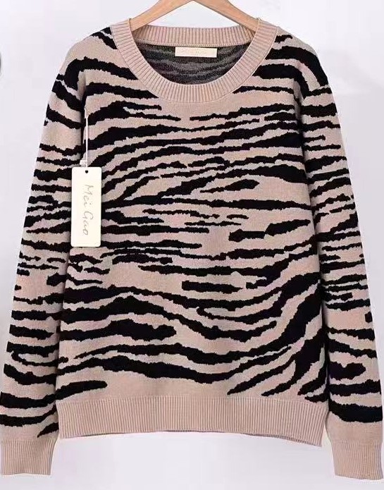 LB new fashion GmbH & Co KG - DOB, Accessoires, Young Fashion, Big Sizes - Eschborn | Pullover Animal Print | Artikel-Nr. C209 | Pullover im Animal Print Rundhals 35% Viscose, 30% Polyamid, 25% Modal, 10% Elasthan | Kategorie: Pullover | Angebot: Sofortprogramme, Orderware | Adresse: LB new fashion GmbH & Co KG - Kölner Str. 1 - 65760 Eschborn - Tel: 06196/7730740 - lbfashion24@gmail.com