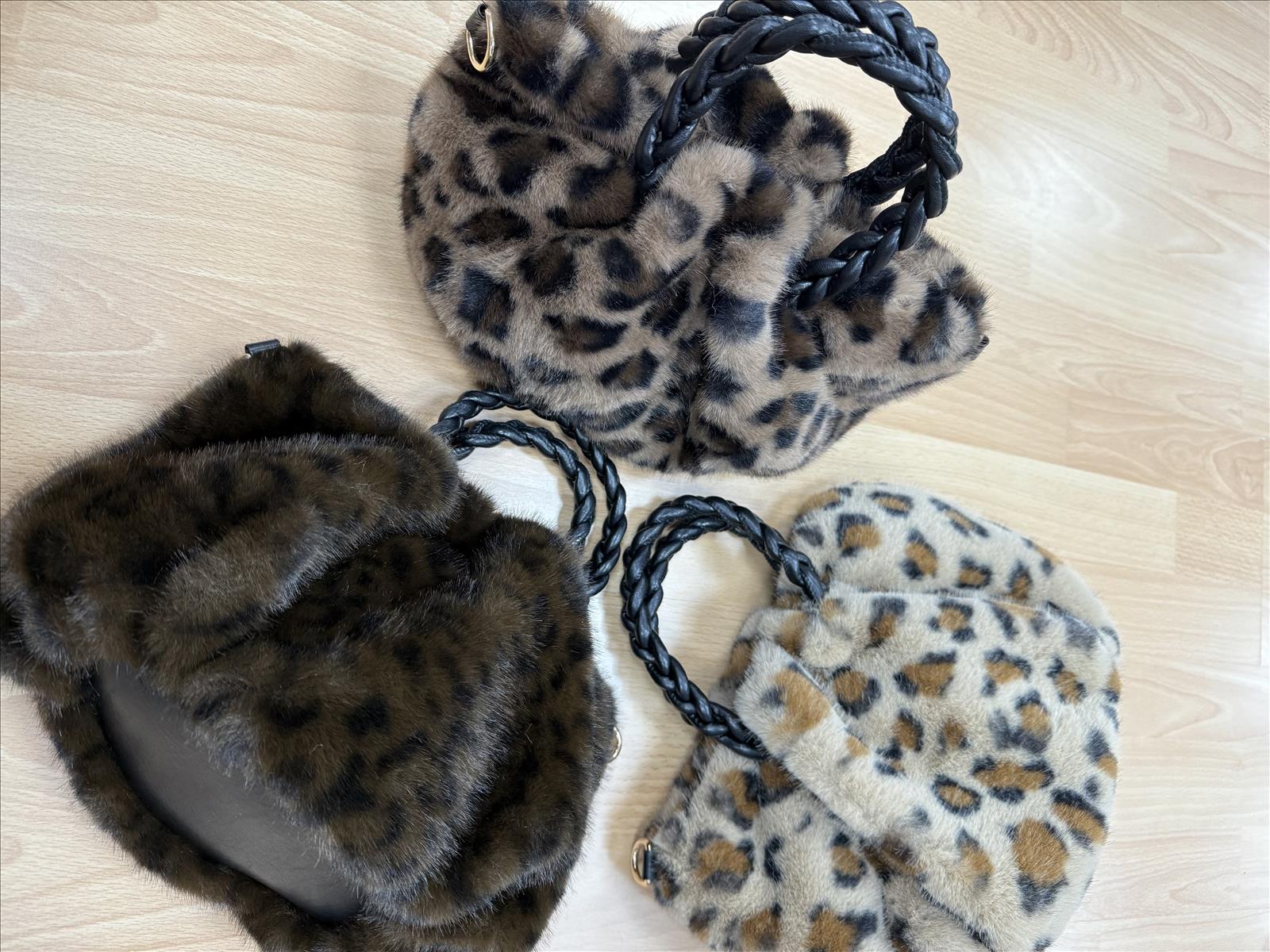 Dong Feng - Accessoires für Damen | Kategorie: Taschen | Angebot: Damenbekleidung, Damen Accessoires, Herren Accessoires, Sofortprogramme | Adresse: Dong Feng - Otto-Hahn-Straße 17 - 63303 Dreieich - Tel: 06103 8701688 - dongfeng@hotmail.de