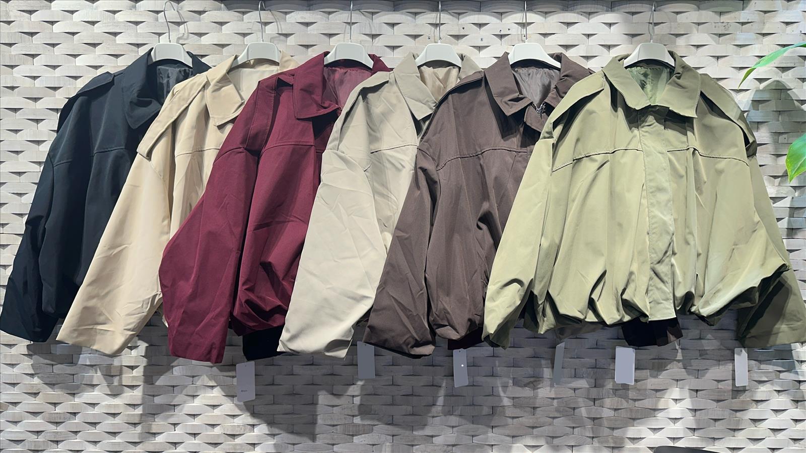 Ala Mode Fashion-DOB;Accessoires;Leather Wear; Young Fashion - Neuss | Artikel-Nr. 6640-1 | 95%Poly 5%Elast | Mindestbestellmenge 2 Stück | Kategorie: Jacke | Angebot: Sofortprogramme, Orderware | Adresse: Ala Mode Fashion - Breslauerstr. 8 Raum 113 - 41460 neuss - Tel: 021312091616 - ala-mode@web.de