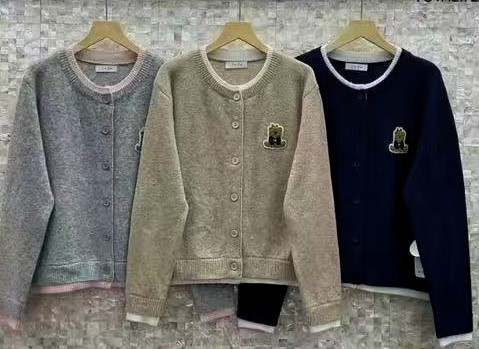 LB new fashion GmbH & Co KG - DOB, Accessoires, Young Fashion, Big Sizes - Eschborn | Strickjacke kurz | Artikel-Nr. 255 | kurze Strickjacke farbig abgesetzt an den Bündchen mit kleinem Aufnäher 30% Acryl, 25% Viscose, 20% Wolle, 15% Baumwolle, 10% Kashmir | Kategorie: Strickjacken | Angebot: Sofortprogramme, Orderware | Adresse: LB new fashion GmbH & Co KG - Kölner Str. 1 - 65760 Eschborn - Tel: 06196/7730740 - lbfashion24@gmail.com