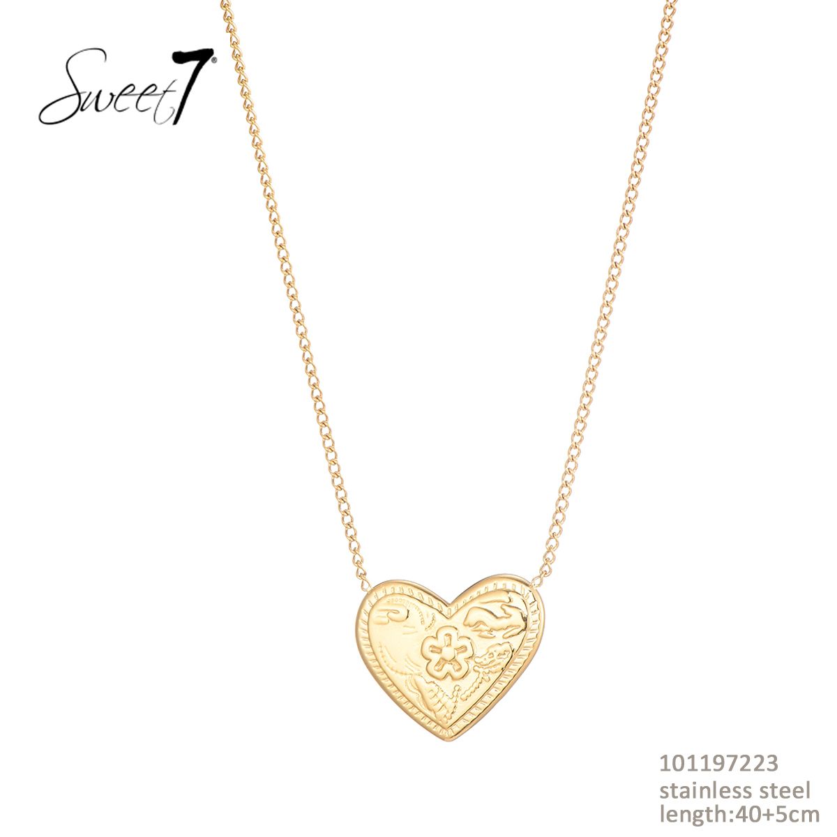 Hier geht's zum Shop von: Sunny Mode GmbH - Junge Mode aus Paris | Artikel-Nr. 101197223 | KETTE SWEET7 | Diese elegante Halskette von Sweet7 ist aus goldfarbenem Edelstahl gefertigt und trägt einen dekorativ gravierten Herzanhänger mit floralen und ornamentalen Details. Mit ihrer feinen Gliederkette und einer Länge von 40 + 5 cm ist sie ein stilvolles Accessoire mit romantischem Charme. | Kategorie: Schmuck / Ketten | Adresse: Sunny Mode GmbH - Kölner Str. 1 - 65760 Eschborn - Tel: 06196 483138 - info@sunnymode.de | Angebot: Damenbekleidung, Damen Accessoires, Große Größen, Young Fashion, Sofortprogramme