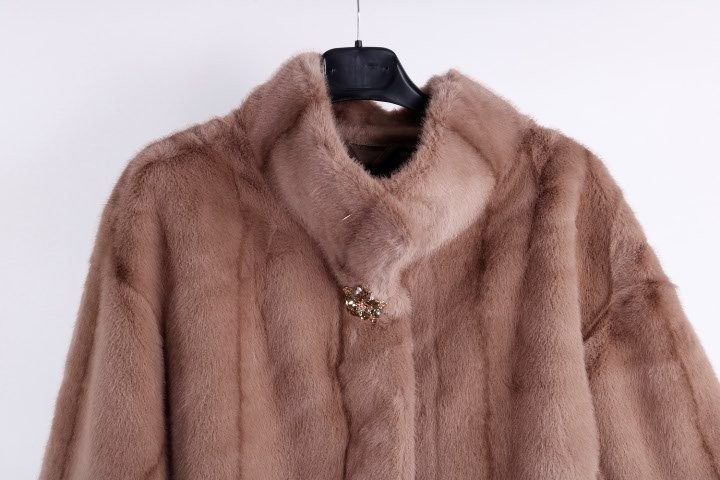 Hier geht's zum Shop von: olluni fashion GmbH - DOB-HAHA-Accessoires-Schuhe-Young-Fashion-Leder-Große Größen - Hamburg | Kategorie: Jacke | Adresse: olluni fashion GmbH - Modering 5, Haus D, 5 Etage - 22457 Hamburg - Tel: 040 55598886 - info@olluni.de | Angebot: Damenbekleidung, Damen Accessoires, Große Größen, Young Fashion, Leather Wear, Sofortprogramme, Orderware