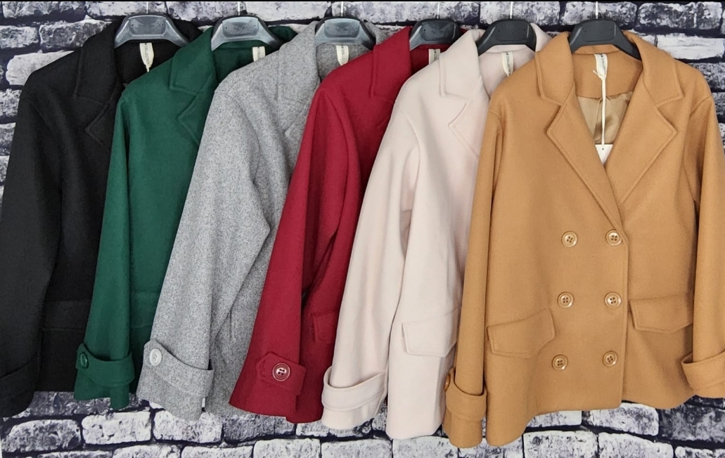 Hier geht's zum Shop von: Modeagentur Lilith - DOB - Schkeuditz | Kurzjacke Revers | Artikel-Nr. 57026 | 57026 | 100% Polyester | Kategorie: Jacken | Adresse: Modeagentur Lilith - Münchener Ring 2 - 04435 Schkeuditz - Tel: 034204700844 - modeagenturlilith@gmail.com | Angebot: Sofortprogramme, Orderware