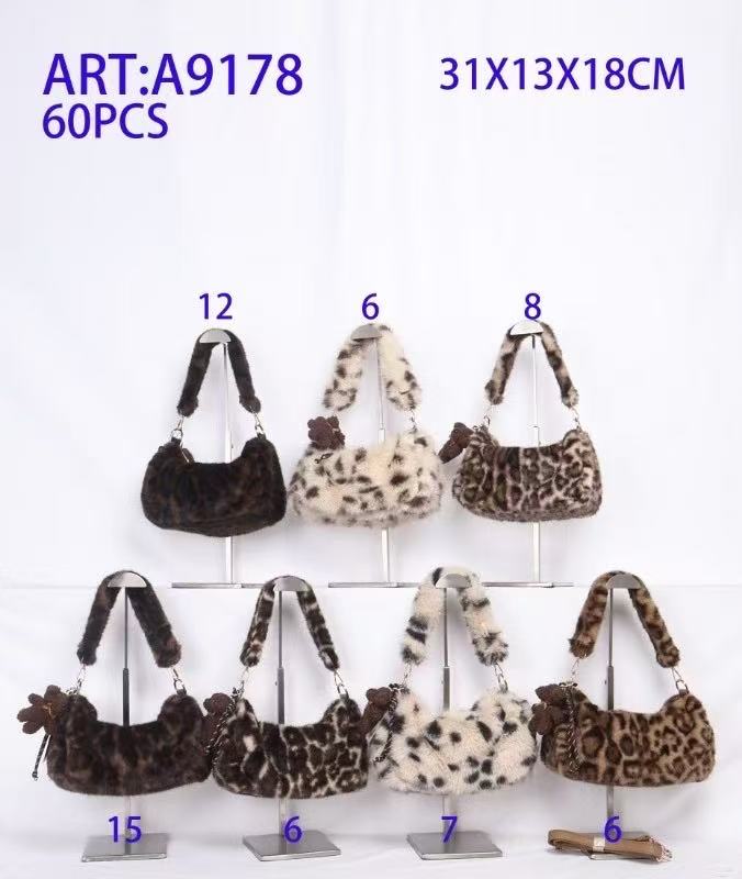 likebag by Longda Moda GmbH - Accessoires; Beachwear; Young Fashion; Leatherwear; Landhausmode - Neuss | Artikel-Nr. 9178 | Fell Tasche | Angebot: Sofortprogramme, Orderware | Adresse: LD Fashion GmbH - Anton-Kux-Straße 2 - 41460 Neuss - Tel: 021314082852 - likebag@gmx.de