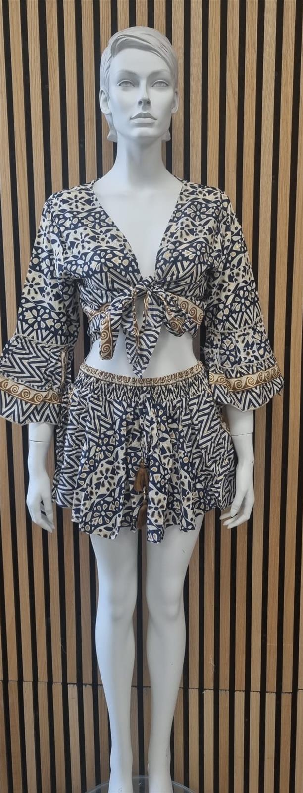 Hier geht's zum Shop von: Macco Moda GmbH Le Bonbon - DOB - Neuss | Zweiteiler mit seide | Artikel-Nr. Jott-Princess | Zweiteiler | 80 % Seide / 20 % Viscose | Kategorie: Zweiteiler | Adresse: Macco Moda GmbH - Le Bonbon - Anton-Kux-Str. 2 B201 - 41460 Neuss - Tel: +49 17680315577 - maccomoda@outlook.com | Angebot: Damenbekleidung, Damen Accessoires, Herren Accessoires, Große Größen, Young Fashion, Sofortprogramme, Orderware