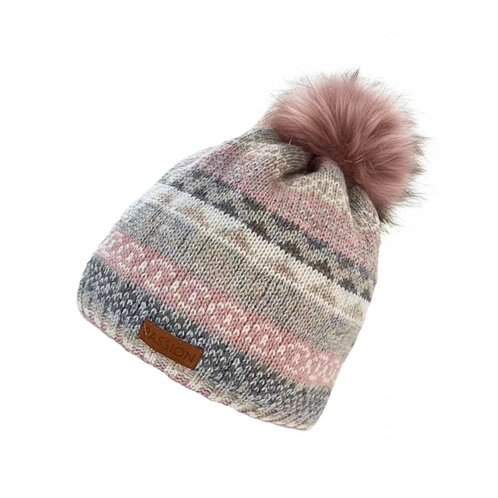 Fox by Ren GmbH - DOB; ACCessoires - Neuss | Mütze - Arielle | Artikel-Nr. AT2502-01-04000600 | Trendige Mützen aus Polen - Einheitsgröße - hochwertige Verarbeitung aus 85% Acryl & 15% Polyamid - Innenfutter: 100% Polyester - Pompon: 80% Polyacryl & 20% Polyester - Höchste Qualität nach europäischen Standards - Hergestellt in Polen | Kategorie: Kopfbedeckung / Mützen | Angebot: Sofortprogramme, Orderware | Adresse: Fox by Ren GmbH - Anton-Kux-Str. 2 - 41460 Neuss - Tel: 021313818241 - info@foxbyren.com