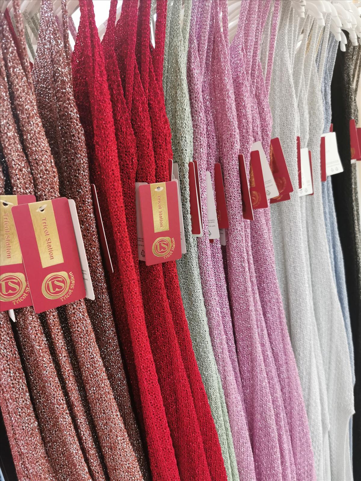 Miss Furs GmbH - MISS FURS Damenmode - Accessoires, Sportswear, Jeans, Tops, Bags | Kategorie: Bekleidung / Kleider & Röcke | Angebot: Damenbekleidung, Damen Accessoires, Young Fashion, Sofortprogramme, Orderware | Adresse: Miss Furs GmbH - Breslauer Str. 8 - 41460 Neuss - Tel: 02131-3165333 - info@missfurs.de