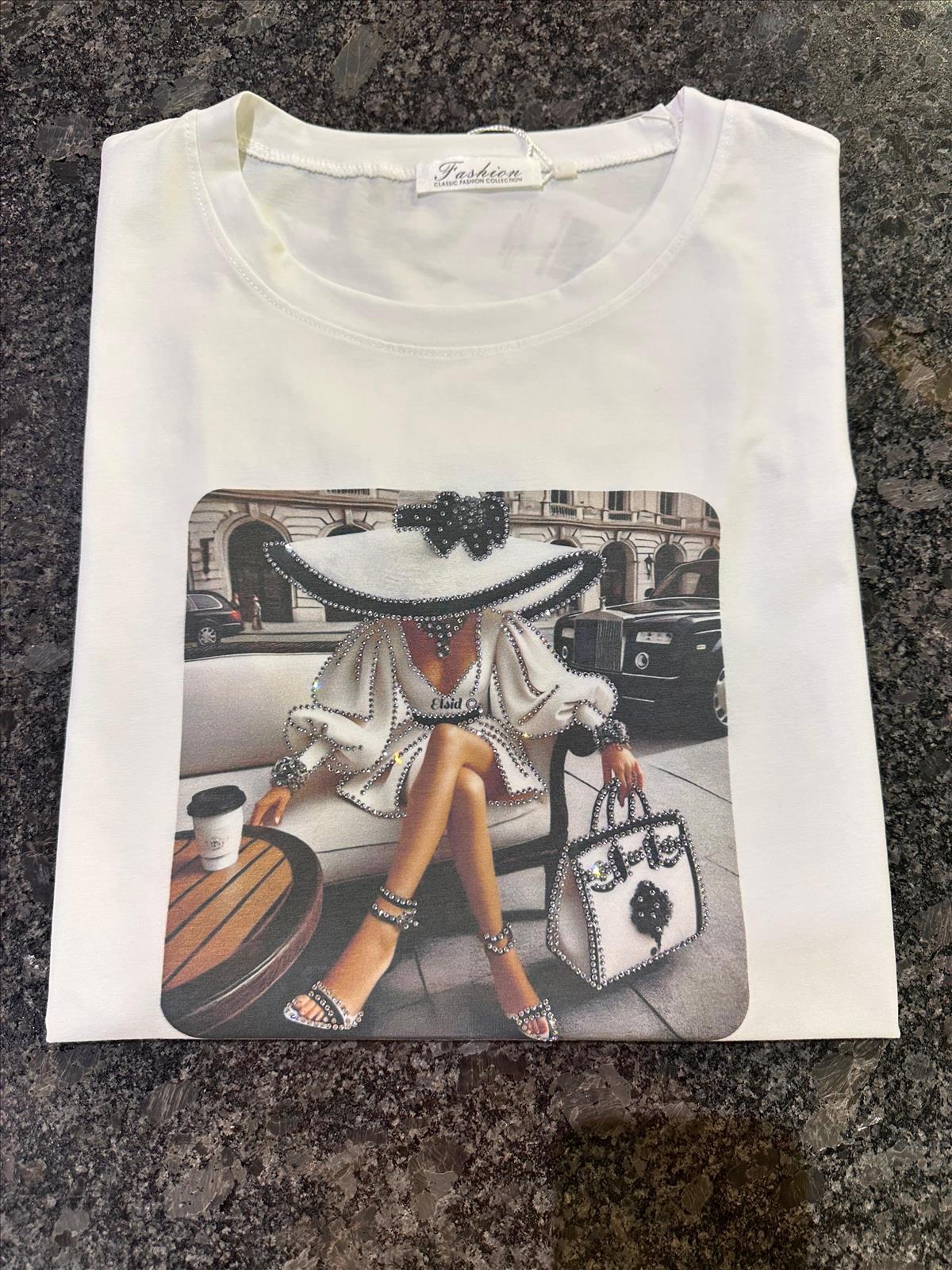 Miss Furs GmbH - MISS FURS Damenmode - Accessoires, Sportswear, Jeans, Tops, Bags | Artikel-Nr. 1743 | T-Shirt | Kategorie: Bekleidung / T-Shirt | Angebot: Damenbekleidung, Damen Accessoires, Young Fashion, Sofortprogramme, Orderware | Adresse: Miss Furs GmbH - Breslauer Str. 8 - 41460 Neuss - Tel: 02131-3165333 - info@missfurs.de
