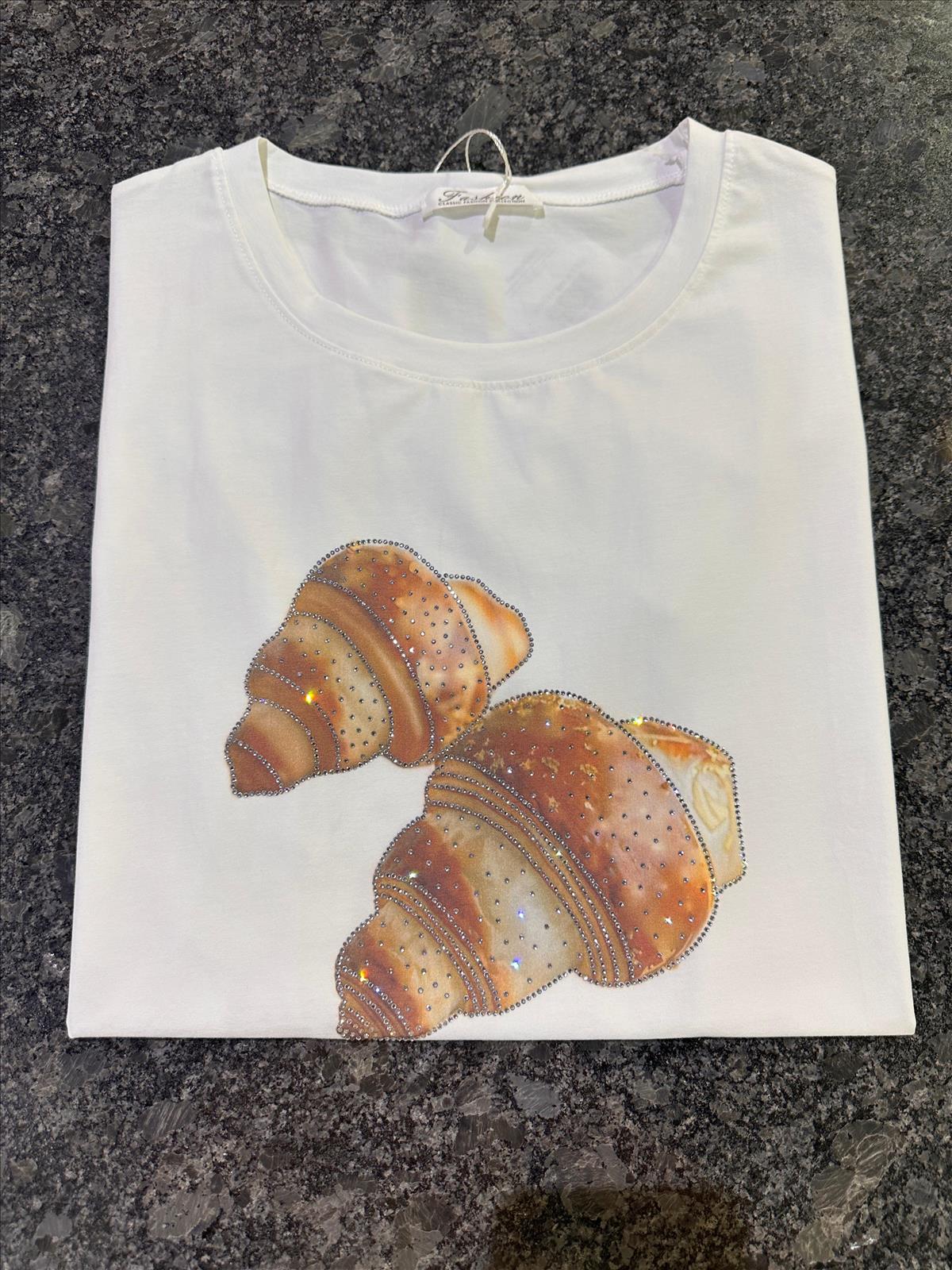 Miss Furs GmbH - MISS FURS Damenmode - Accessoires, Sportswear, Jeans, Tops, Bags | Artikel-Nr. 1757 | T-Shirt | Kategorie: Bekleidung / T-Shirt | Angebot: Damenbekleidung, Damen Accessoires, Young Fashion, Sofortprogramme, Orderware | Adresse: Miss Furs GmbH - Breslauer Str. 8 - 41460 Neuss - Tel: 02131-3165333 - info@missfurs.de