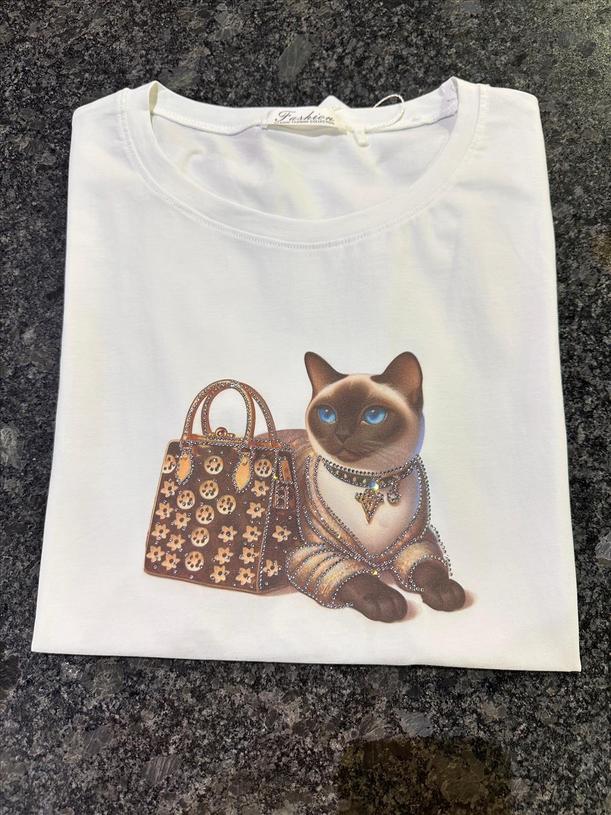Miss Furs GmbH - MISS FURS Damenmode - Accessoires, Sportswear, Jeans, Tops, Bags | Artikel-Nr. 1716 | T-Shirt | Kategorie: Bekleidung / T-Shirt | Angebot: Damenbekleidung, Damen Accessoires, Young Fashion, Sofortprogramme, Orderware | Adresse: Miss Furs GmbH - Breslauer Str. 8 - 41460 Neuss - Tel: 02131-3165333 - info@missfurs.de