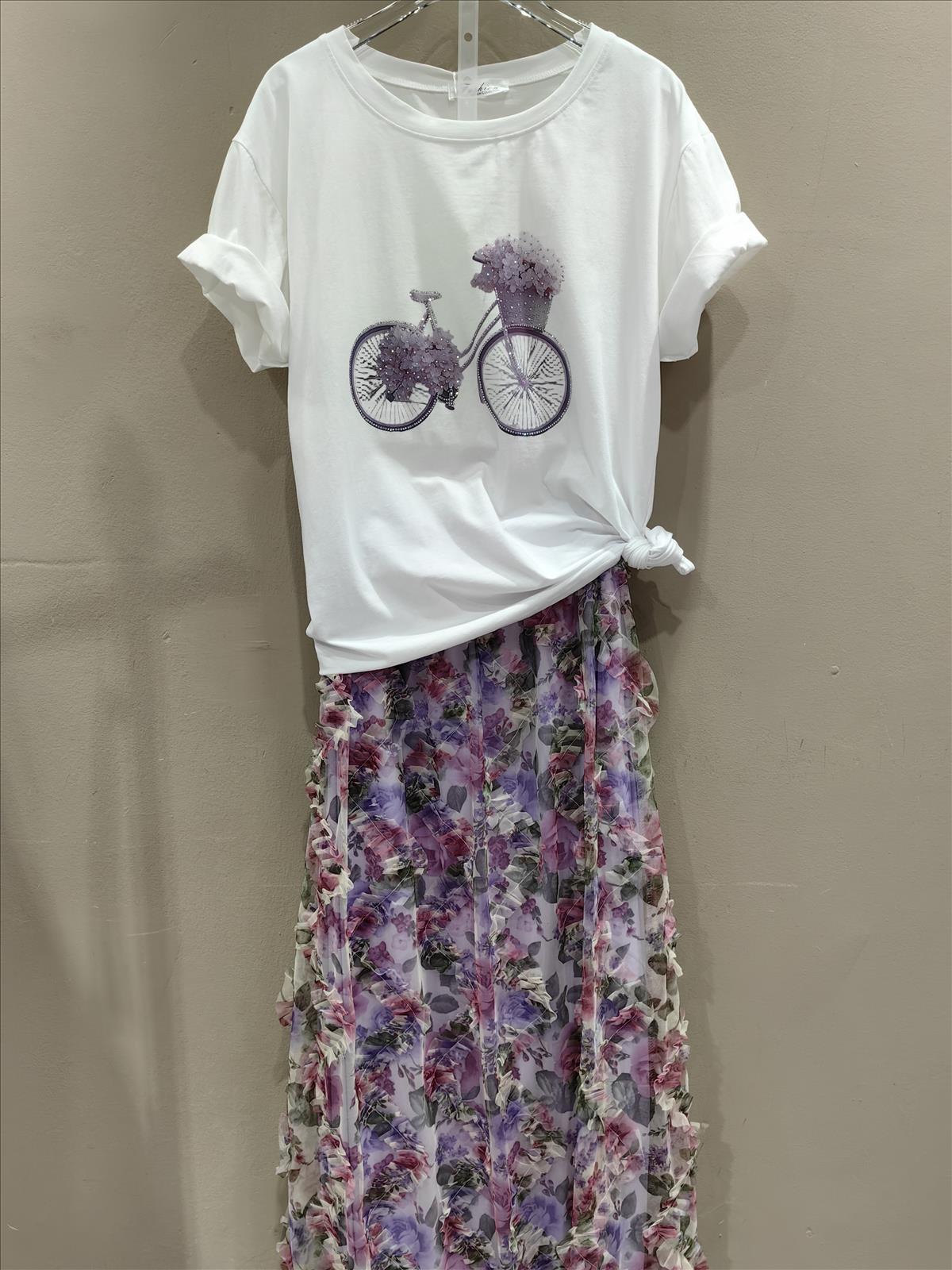 Miss Furs GmbH - MISS FURS Damenmode - Accessoires, Sportswear, Jeans, Tops, Bags | Artikel-Nr. 1732 | T-Shirt | Kategorie: Bekleidung / T-Shirt | Angebot: Damenbekleidung, Damen Accessoires, Young Fashion, Sofortprogramme, Orderware | Adresse: Miss Furs GmbH - Breslauer Str. 8 - 41460 Neuss - Tel: 02131-3165333 - info@missfurs.de