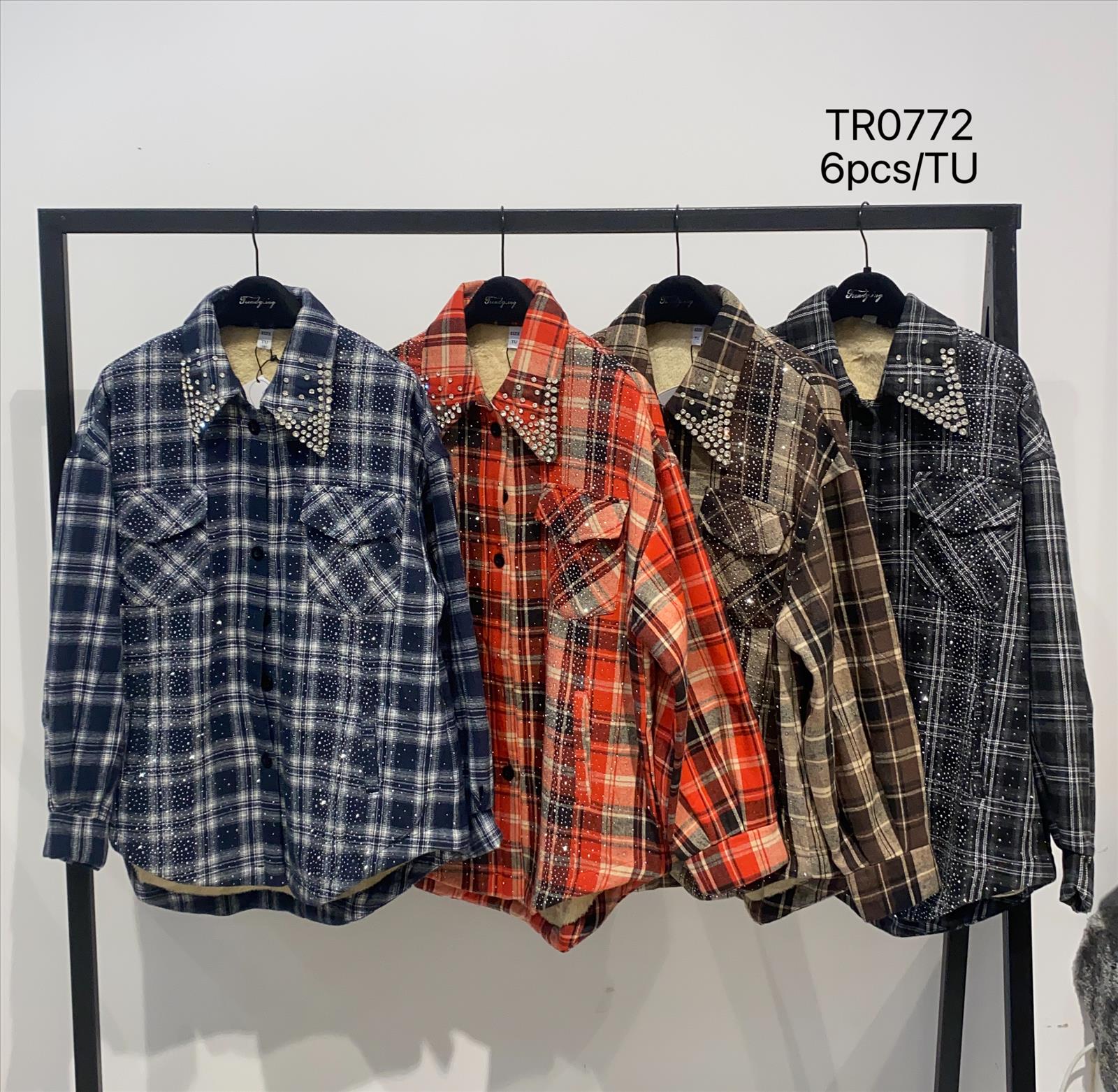 Miss Furs GmbH - MISS FURS Damenmode - Accessoires, Sportswear, Jeans, Tops, Bags | Artikel-Nr. 0772 | Bluse/Jacke | Kategorie: Bekleidung / Outerwear / Jacke | Angebot: Damenbekleidung, Damen Accessoires, Young Fashion, Sofortprogramme, Orderware | Adresse: Miss Furs GmbH - Breslauer Str. 8 - 41460 Neuss - Tel: 02131-3165333 - info@missfurs.de