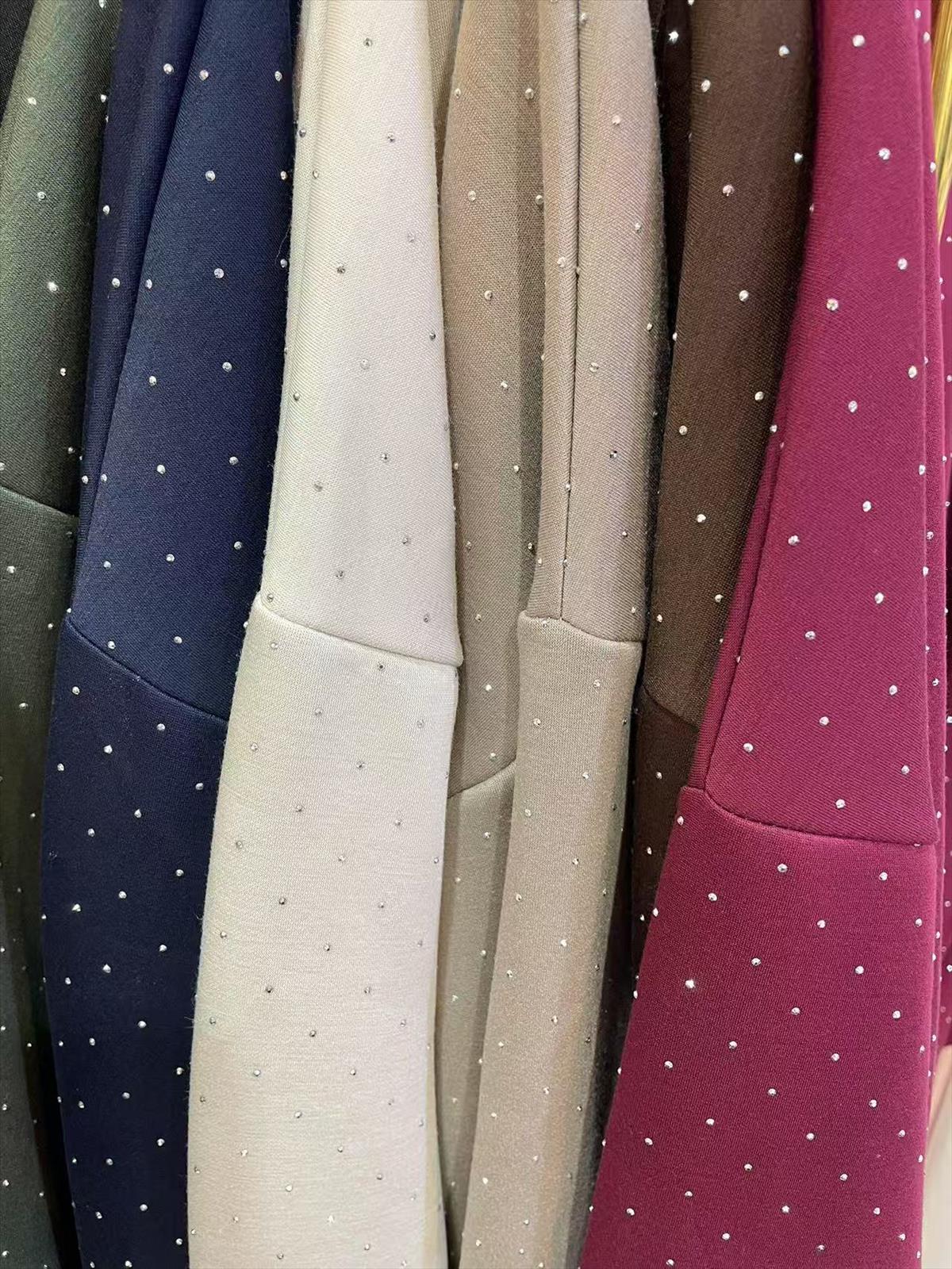 Miss Furs GmbH - MISS FURS Damenmode - Accessoires, Sportswear, Jeans, Tops, Bags | Kategorie: Bekleidung / Anzug | Angebot: Damenbekleidung, Damen Accessoires, Young Fashion, Sofortprogramme, Orderware | Adresse: Miss Furs GmbH - Breslauer Str. 8 - 41460 Neuss - Tel: 02131-3165333 - info@missfurs.de